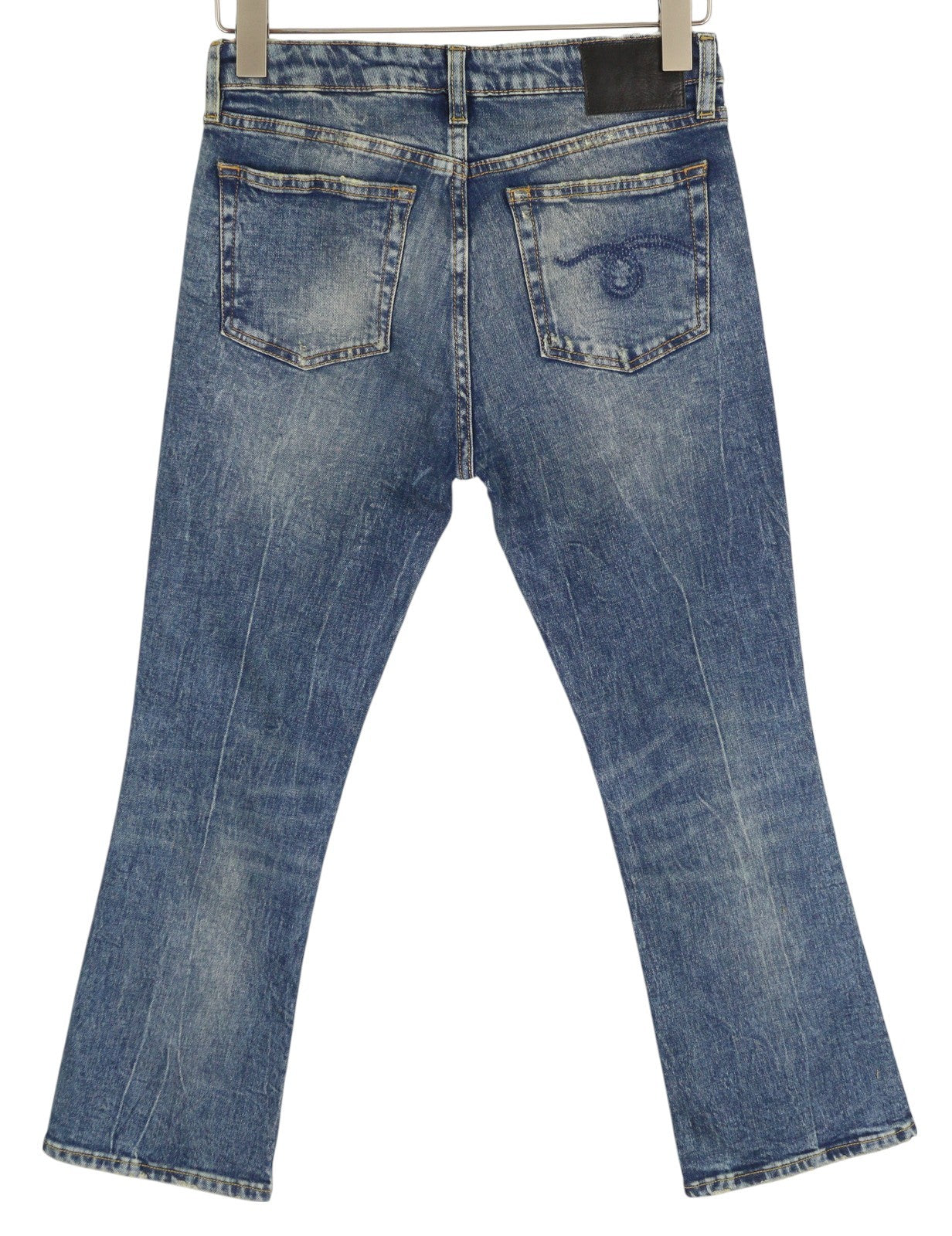 R13 Kick moteriški džinsai, 26 Kelly tamprūs, iki kulkšnių, skalbtos, blukusios mėlynos spalvos, rekomenduojama kaina – 650 € 