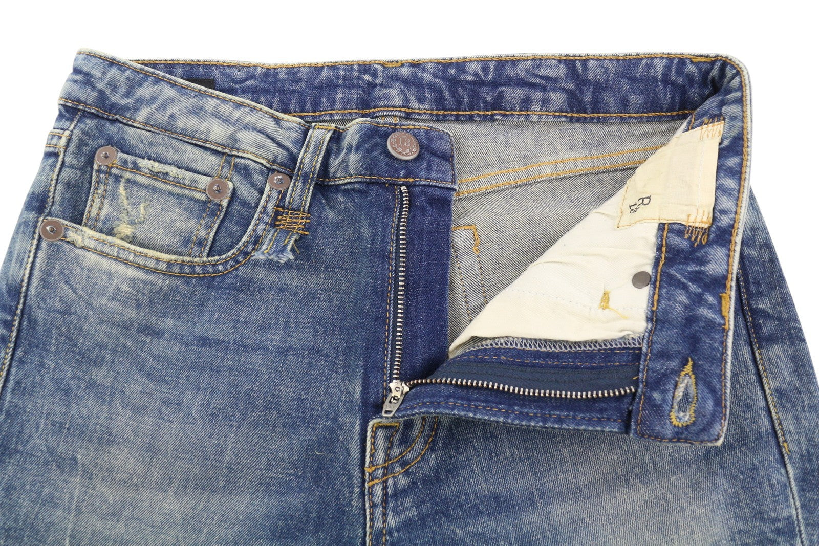 R13 Kick moteriški džinsai, 26 Kelly tamprūs, iki kulkšnių, skalbtos, blukusios mėlynos spalvos, rekomenduojama kaina – 650 € 