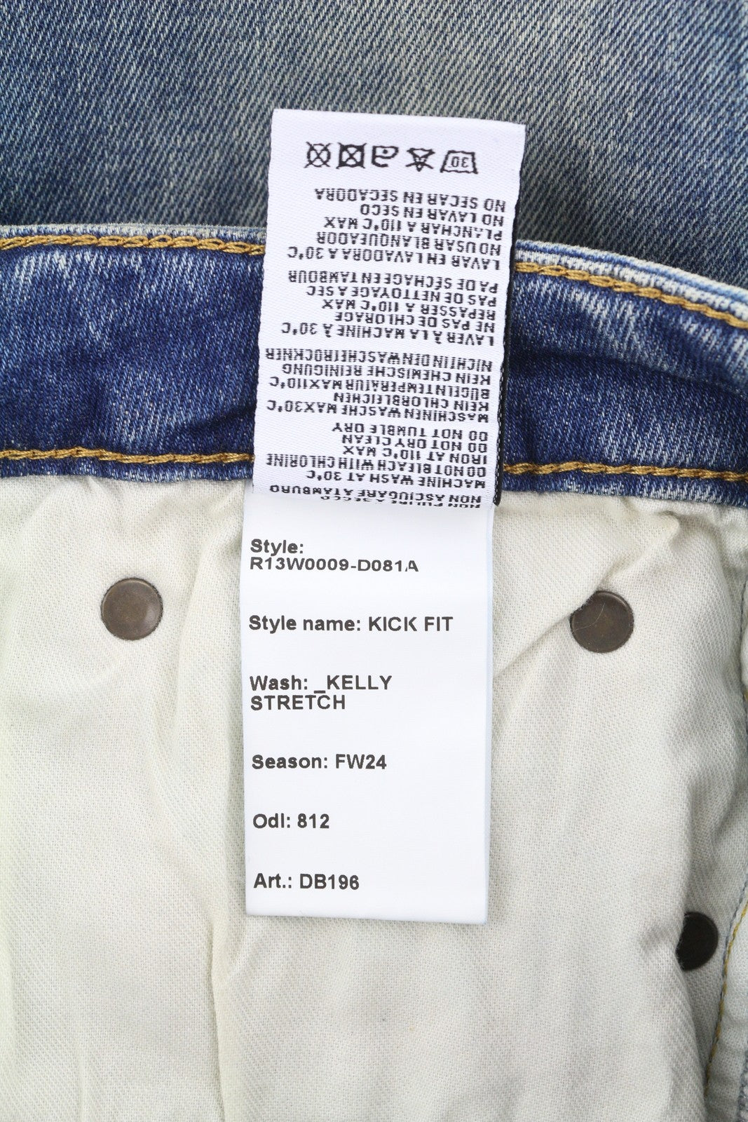 R13 Kick moteriški džinsai, 26 Kelly tamprūs, iki kulkšnių, skalbtos, blukusios mėlynos spalvos, rekomenduojama kaina – 650 € 