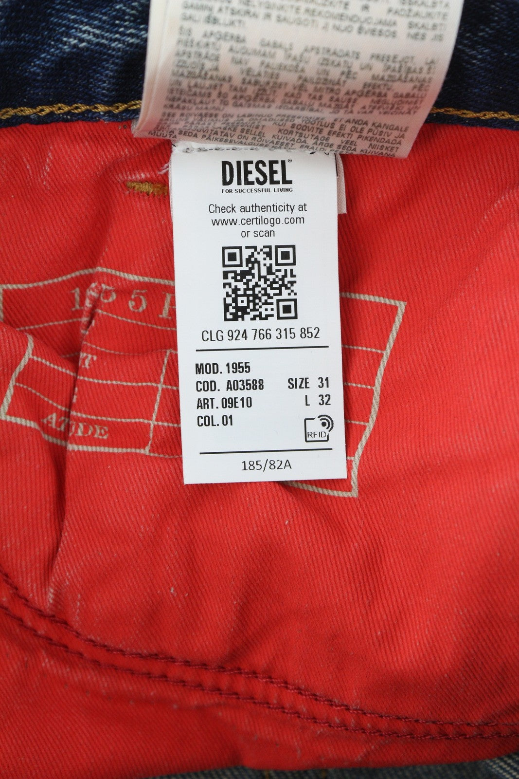 DIESEL 1955 09E10 vyriški džinsai W31/L32 mėlyni, įprasti, tiesūs klešnės, su įtemptais kraštais, rekomenduojama kaina – 375 USD. 