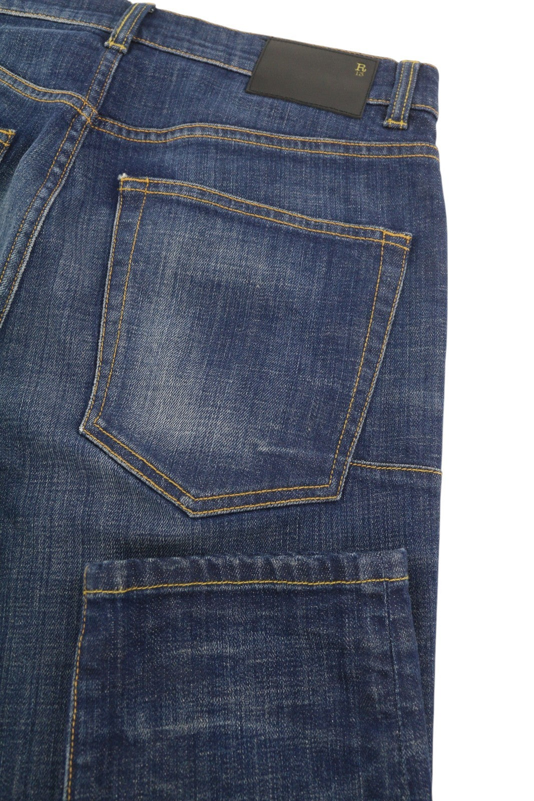 R13 Skate stiliaus vyriški džinsai, 32 Howell, indigo spalvos, išblukinti, skalbti, ploni, su užtrauktuku ir logotipu. Rekomenduojama kaina – 549 €.