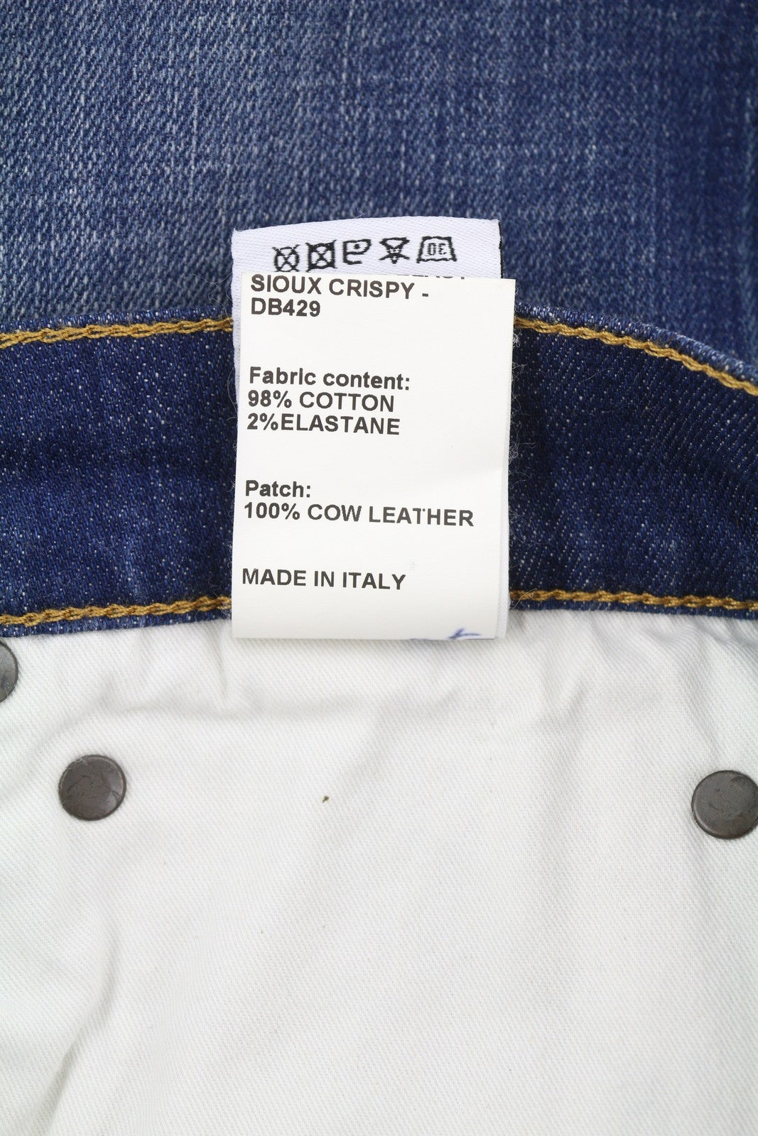 R13 Skate stiliaus vyriški džinsai, 32 Howell, indigo spalvos, išblukinti, skalbti, ploni, su užtrauktuku ir logotipu. Rekomenduojama kaina – 549 €.