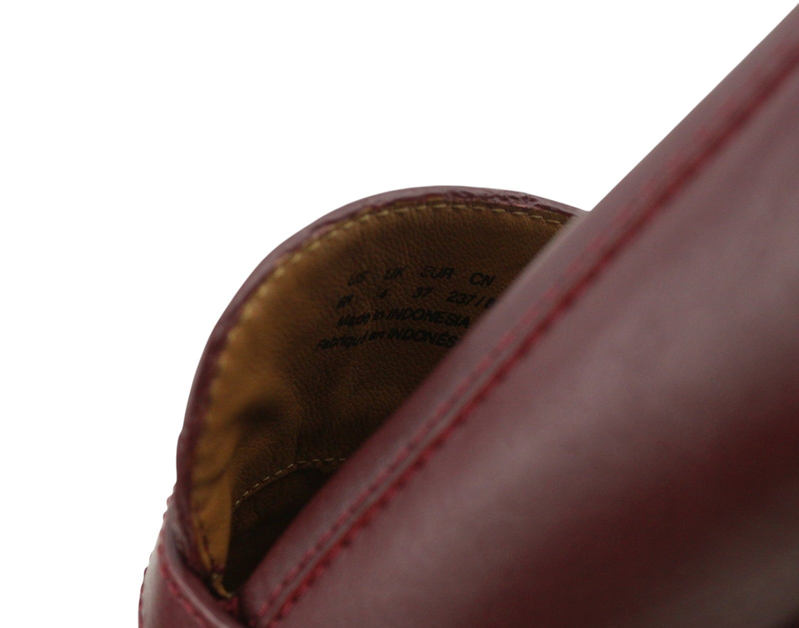 EMPORIO ARMANI moteriški bateliai su gobtuvu, 37 dydžio, bordo spalvos, odiniai, apvalios nosies, užsegami su sagtimi. 