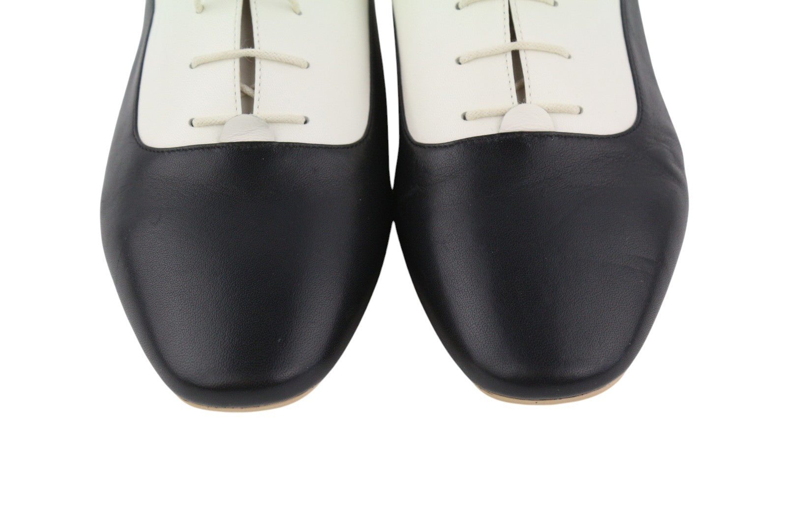 EMPORIO ARMANI moteriški bateliai, 37 dydžio, odiniai, žema pakulnė, suvarstoma, migdolų nosimi, laisvalaikio stiliaus. 