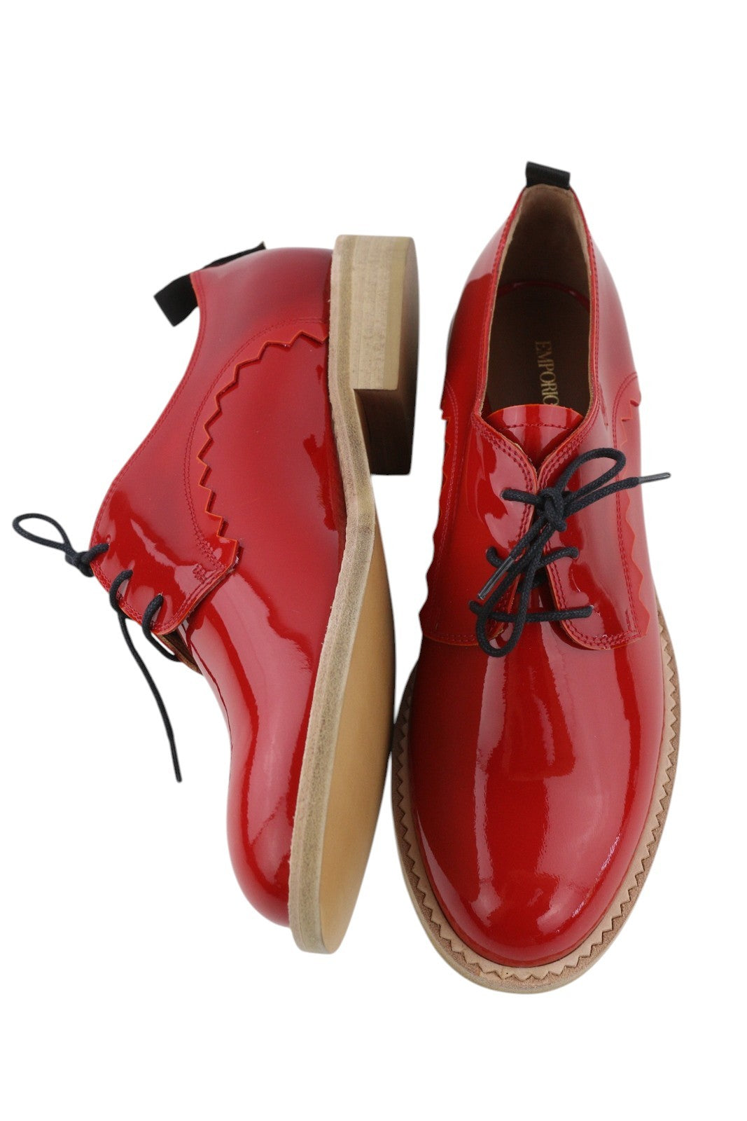 EMPORIO ARMANI moteriški bateliai, 37 €, raudoni, lakuotos odos, apvalios nosies, suvarstomi Oksfordo stiliaus. 