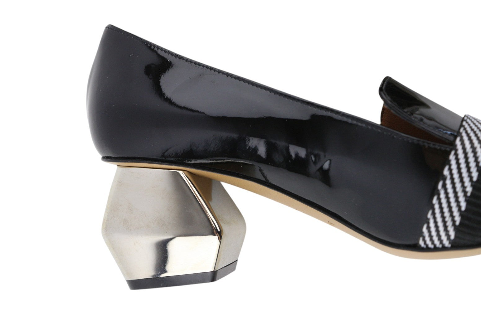 EMPORIO ARMANI moteriški aukštakulniai, 37 dydžio, juodos spalvos lakuota oda, kvadratinėmis nosimis, raštuota detale. 