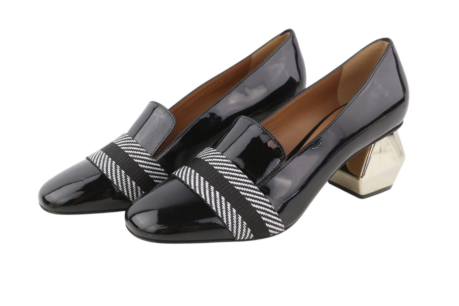 EMPORIO ARMANI moteriški aukštakulniai, 37 dydžio, juodos spalvos lakuota oda, kvadratinėmis nosimis, raštuota detale. 