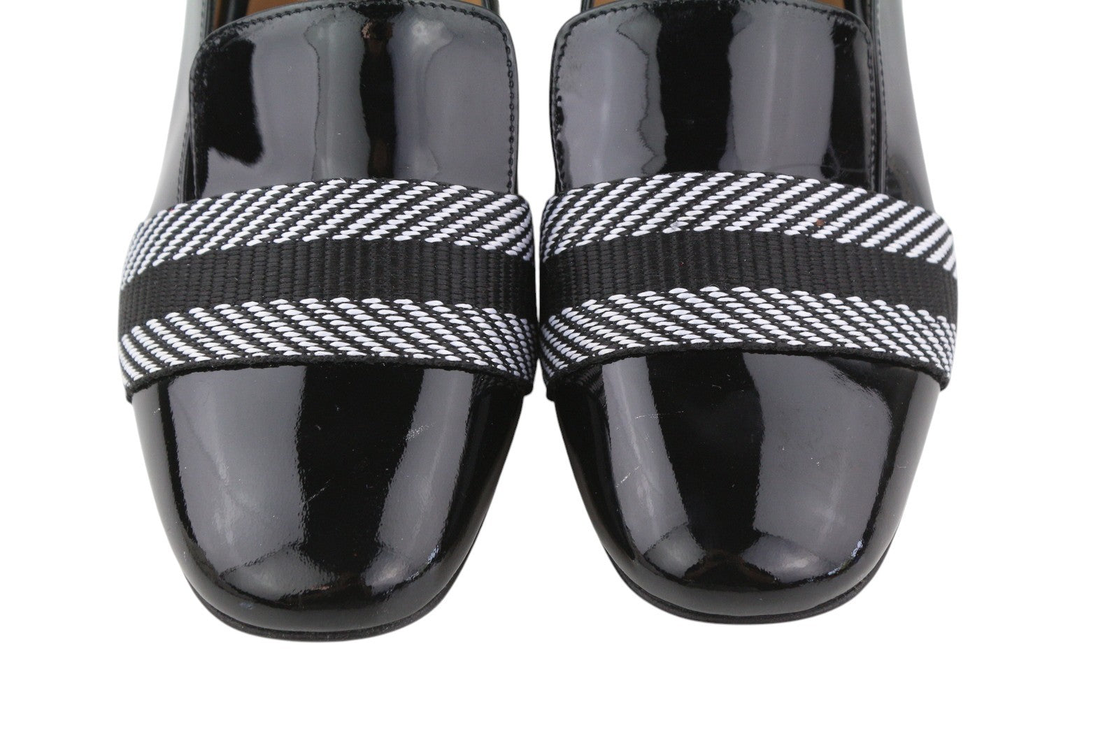 EMPORIO ARMANI moteriški aukštakulniai, 37 dydžio, juodos spalvos lakuota oda, kvadratinėmis nosimis, raštuota detale. 