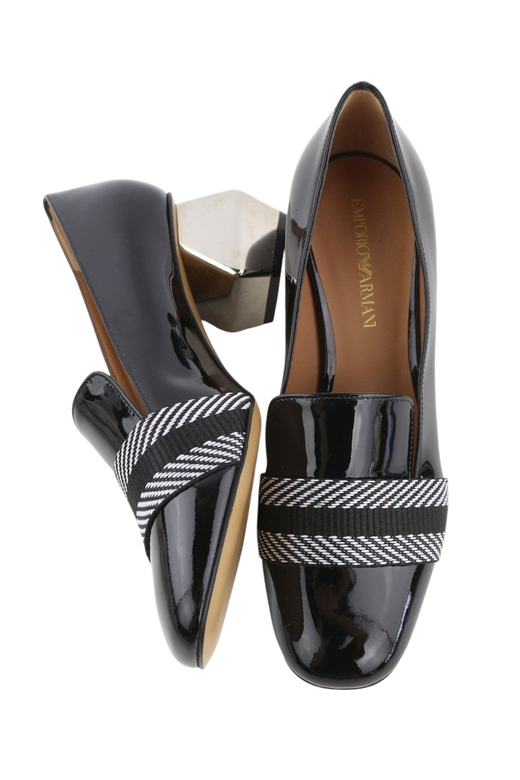 EMPORIO ARMANI moteriški aukštakulniai, 37 dydžio, juodos spalvos lakuota oda, kvadratinėmis nosimis, raštuota detale. 