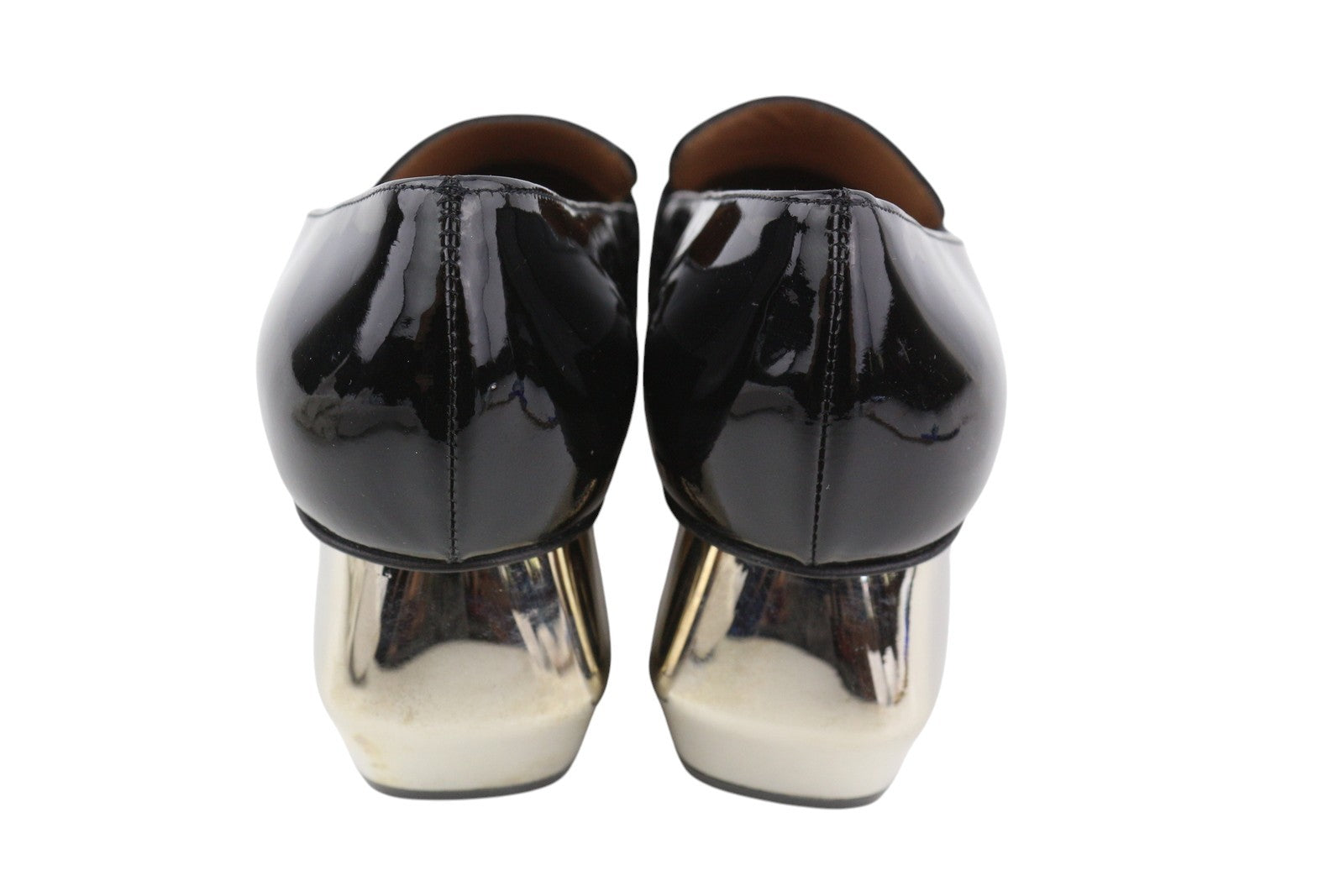 EMPORIO ARMANI moteriški aukštakulniai, 37 dydžio, juodos spalvos lakuota oda, kvadratinėmis nosimis, raštuota detale. 