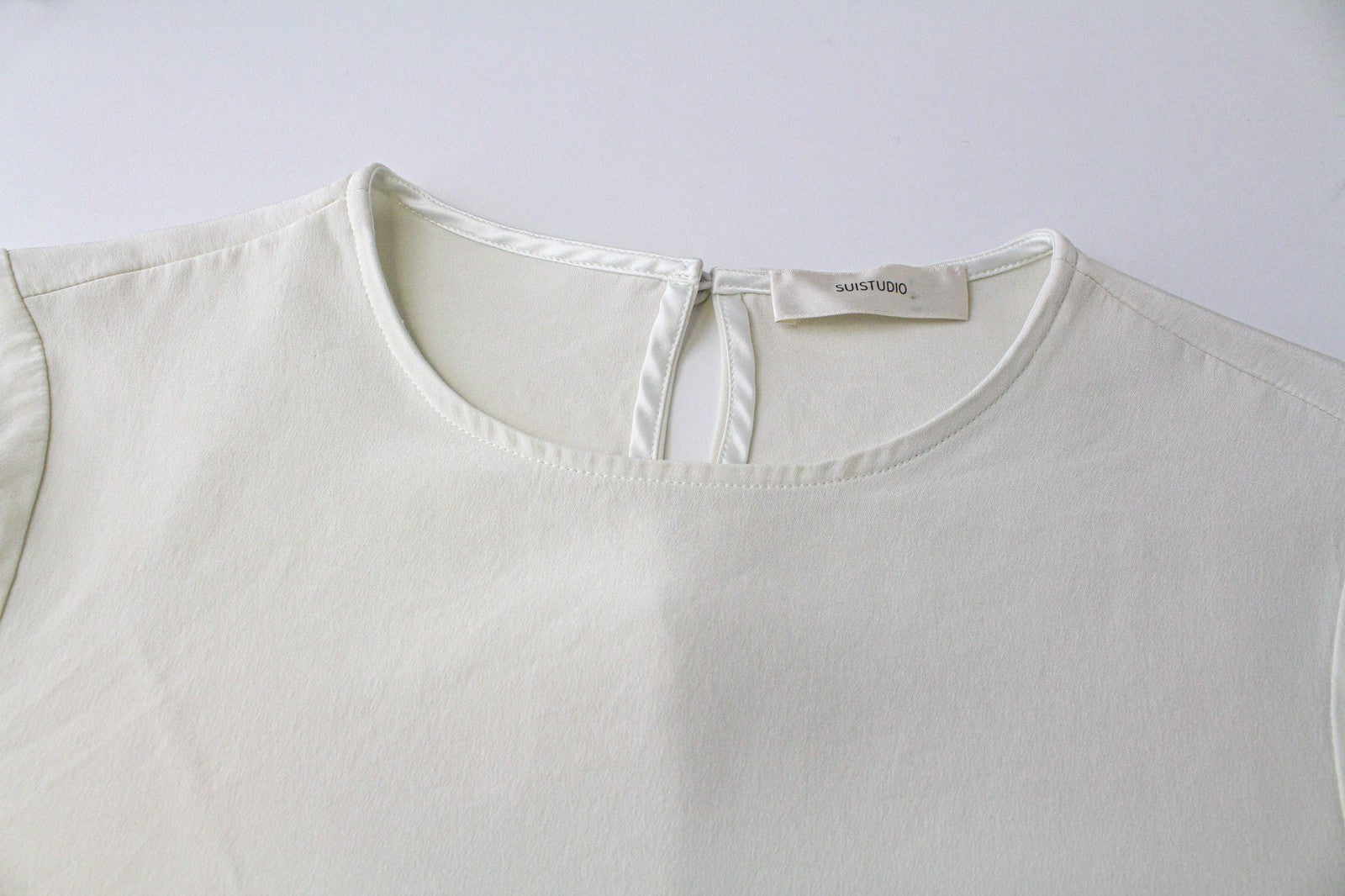 SUISTUDIO moteriška palaidinė ~UK4 balkšva, plona, ​​platėjančiomis rankovėmis, apvaliu kaklu, klasikinė 