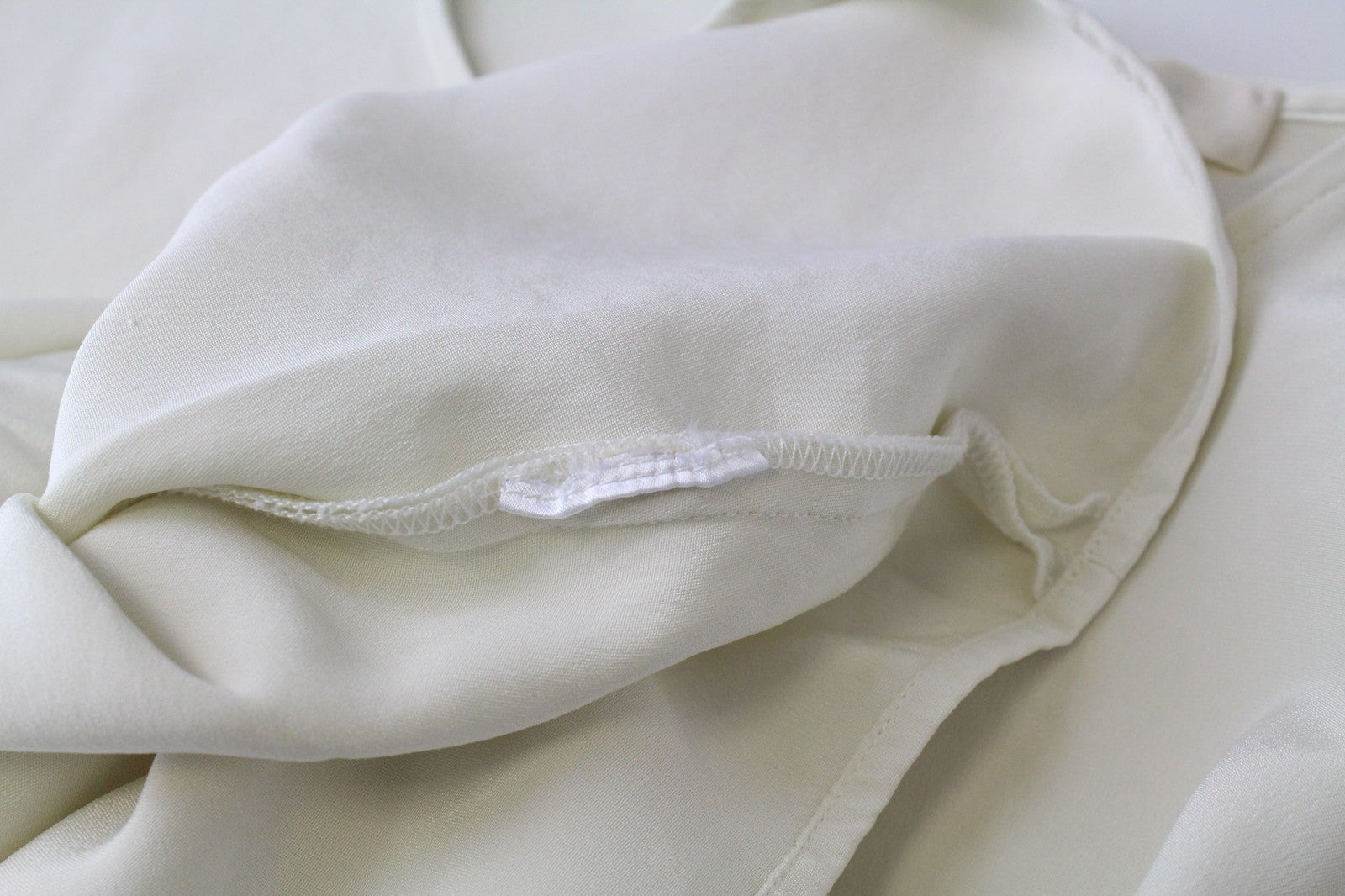 SUISTUDIO moteriška palaidinė ~UK4 balkšva, plona, ​​platėjančiomis rankovėmis, apvaliu kaklu, klasikinė 