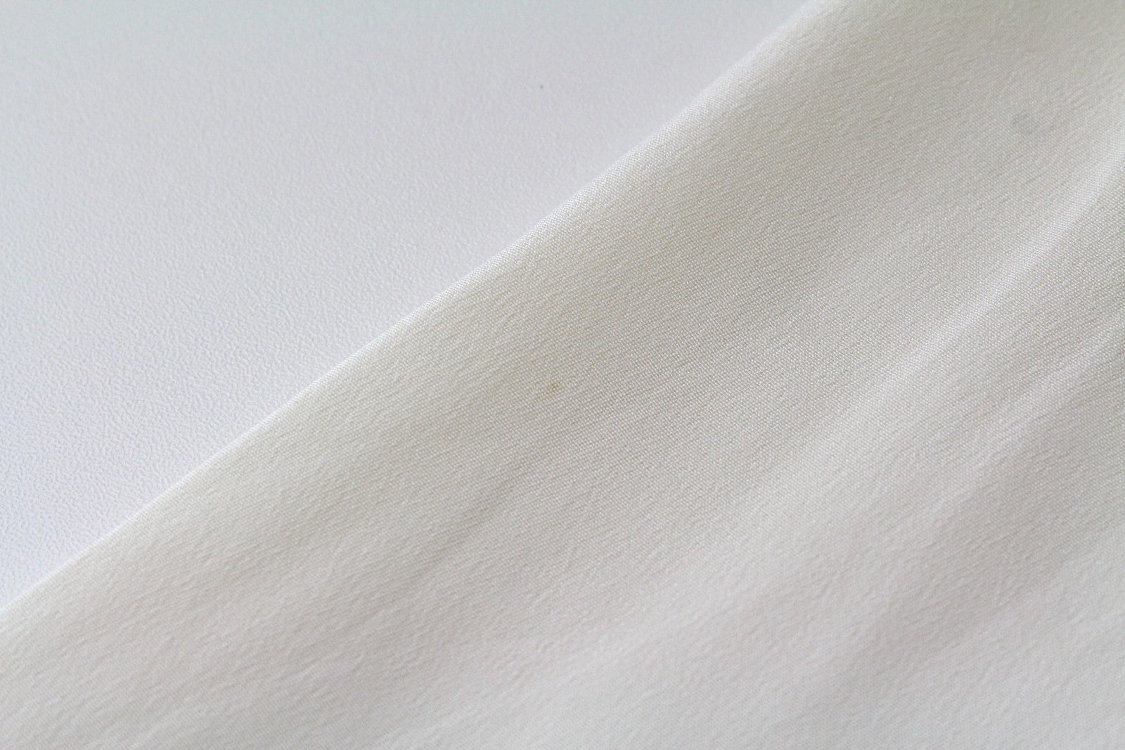 SUISTUDIO moteriška palaidinė ~UK4 balkšva, plona, ​​platėjančiomis rankovėmis, apvaliu kaklu, klasikinė 