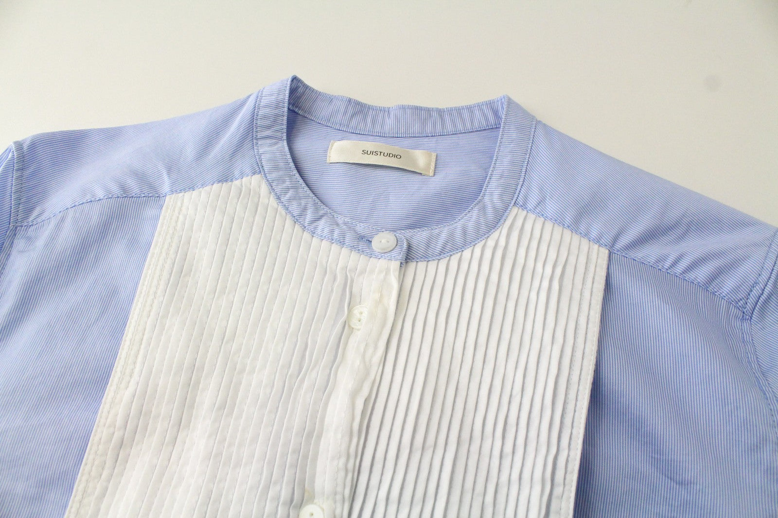 SUISTUDIO Ame moteriški marškinėliai UK10 šviesiai mėlyni, ploni klostuoti tunika su antklode, Henley stiliaus 