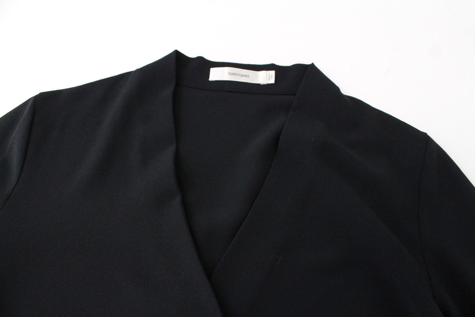 SUISTUDIO Wilder moteriška palaidinė UK6 juoda plona V formos iškirpte minkšta, plona klasikinė 