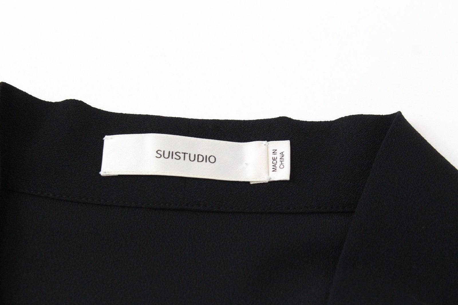 SUISTUDIO Wilder moteriška palaidinė UK6 juoda plona V formos iškirpte minkšta, plona klasikinė 