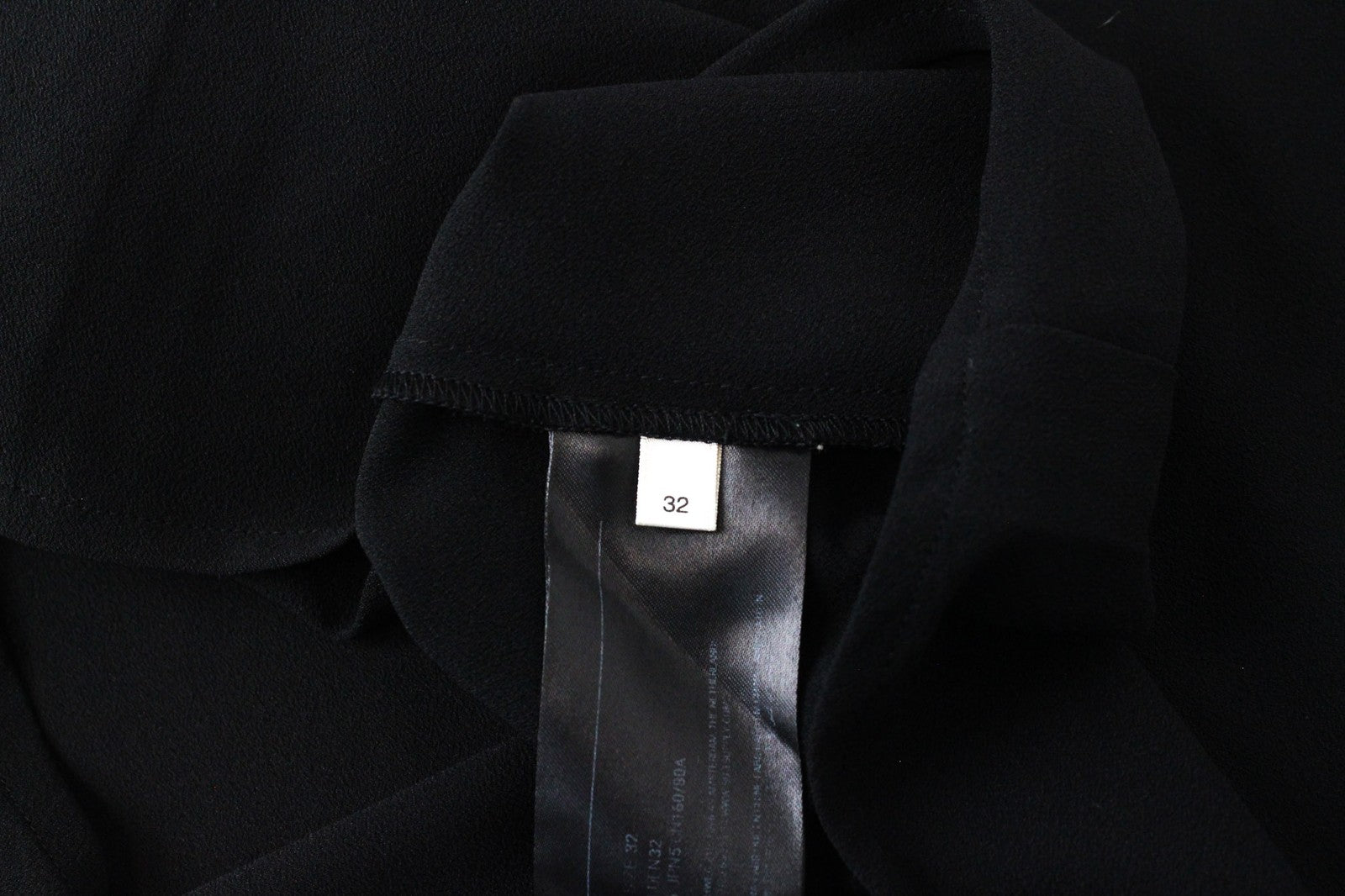 SUISTUDIO Wilder moteriška palaidinė UK6 juoda plona V formos iškirpte minkšta, plona klasikinė 