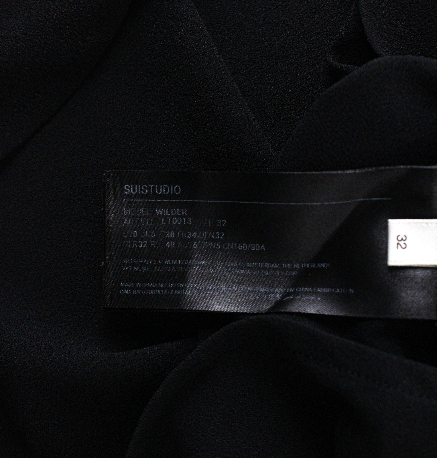 SUISTUDIO Wilder moteriška palaidinė UK6 juoda plona V formos iškirpte minkšta, plona klasikinė 