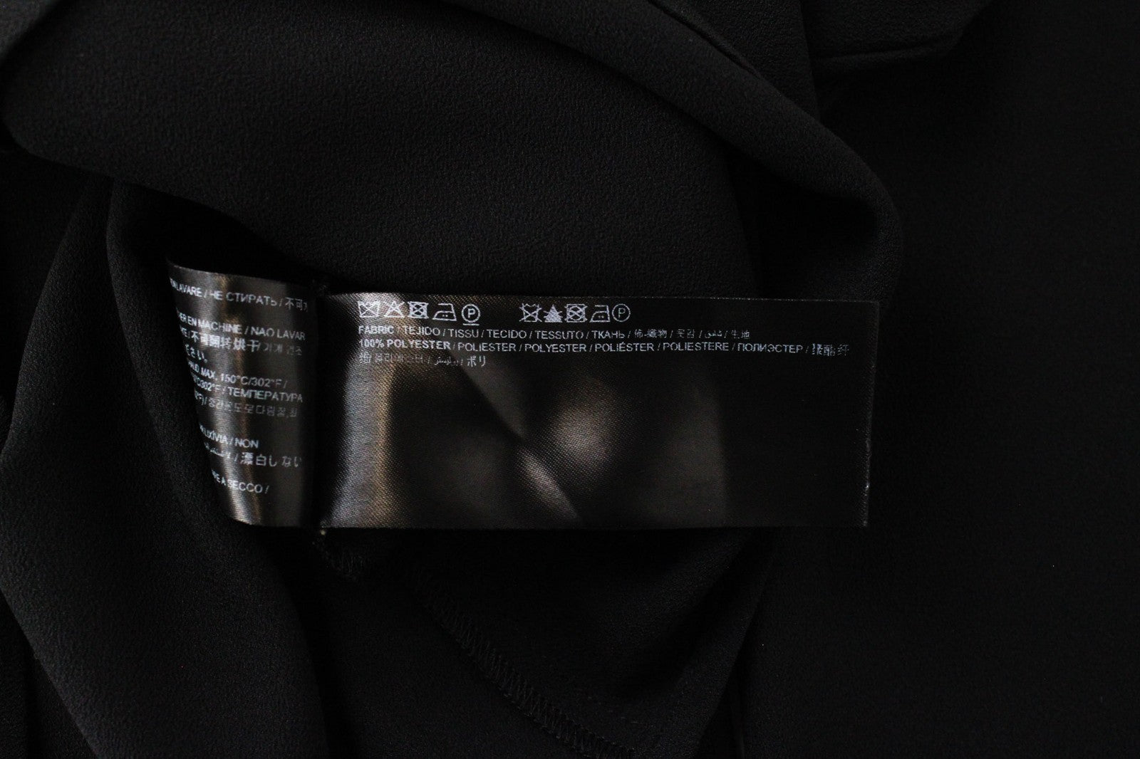 SUISTUDIO Wilder moteriška palaidinė UK6 juoda plona V formos iškirpte minkšta, plona klasikinė 