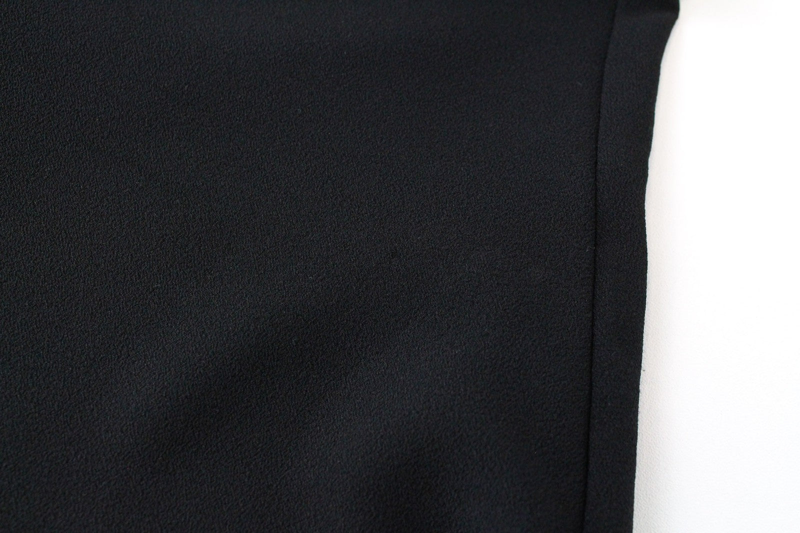 SUISTUDIO Wilder moteriška palaidinė UK6 juoda plona V formos iškirpte minkšta, plona klasikinė 