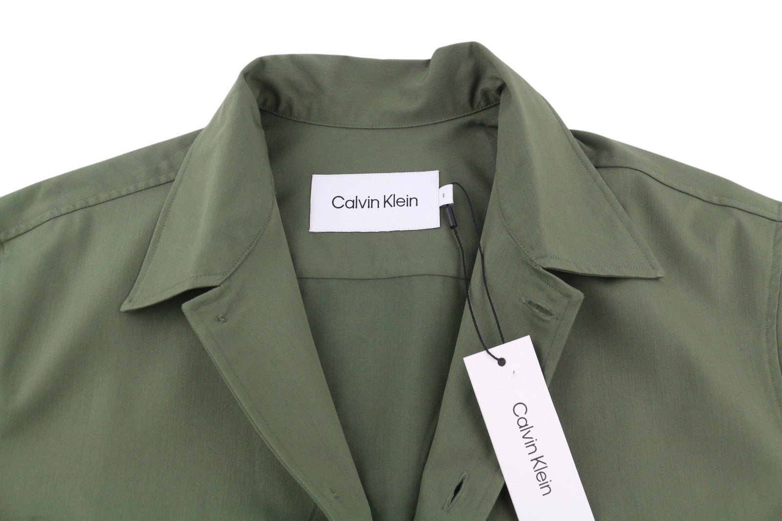 CALVIN KLEIN Minimalist Twill vyriški marškinėliai S dydžio, žali, plataus kaklo, su užtiestomis kišenėmis, marškinėliai ant palaidinės. 