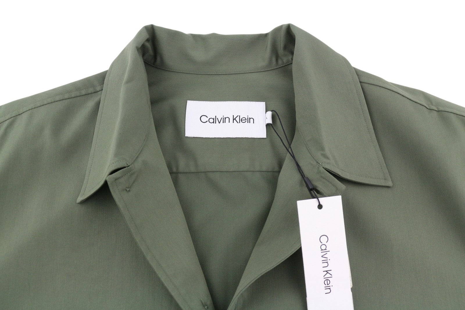 CALVIN KLEIN Minimalist Twill vyriški marškinėliai, L dydžio, žali, plataus kaklo, marškinėliai su užtiestomis kišenėmis.