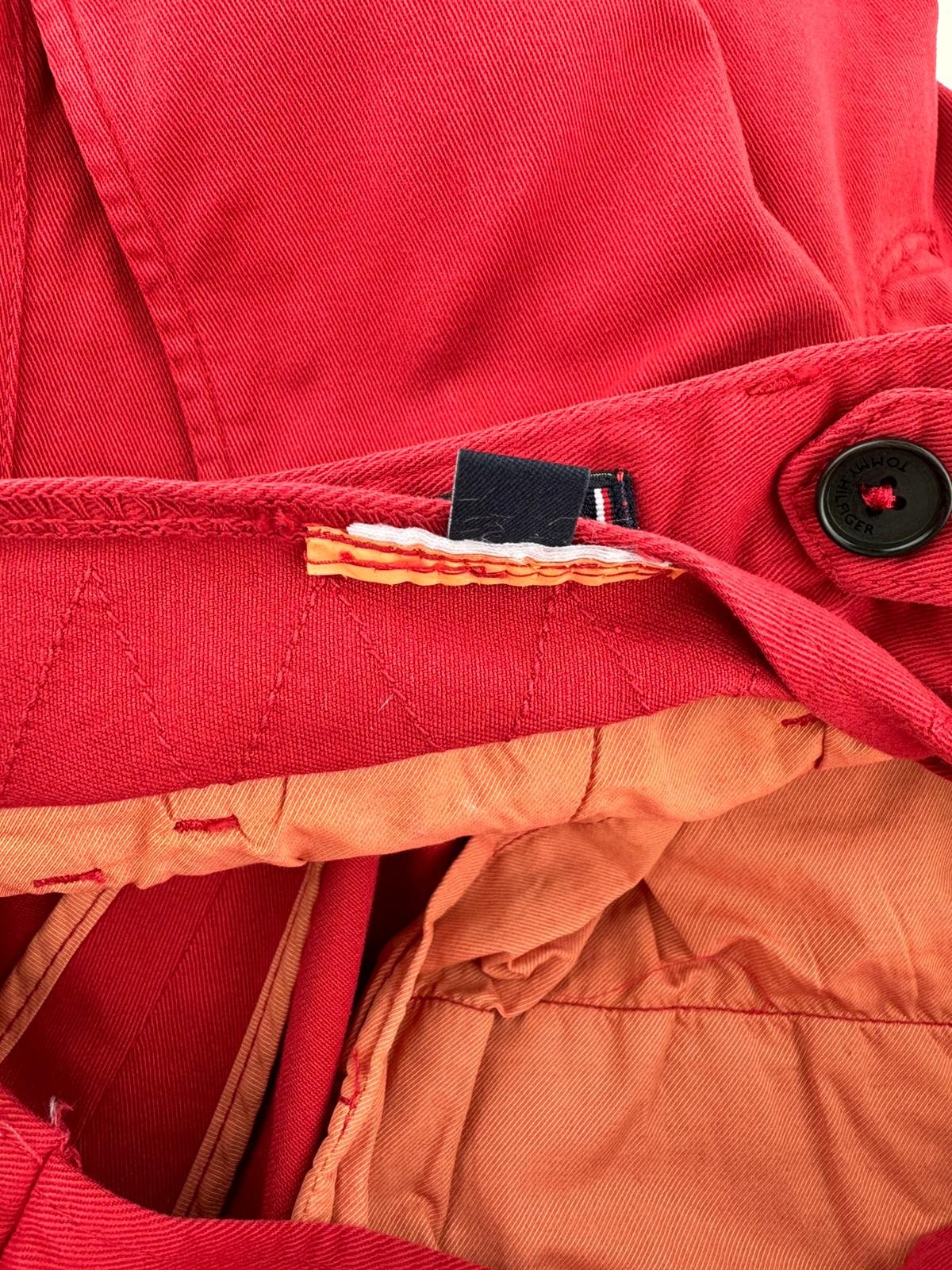 TOMMY HILFIGER „Twill Stretch“ vyriškos kelnės W32 raudonos klostuotos, plonos, su užtrauktuku, laisvalaikio stiliaus. 