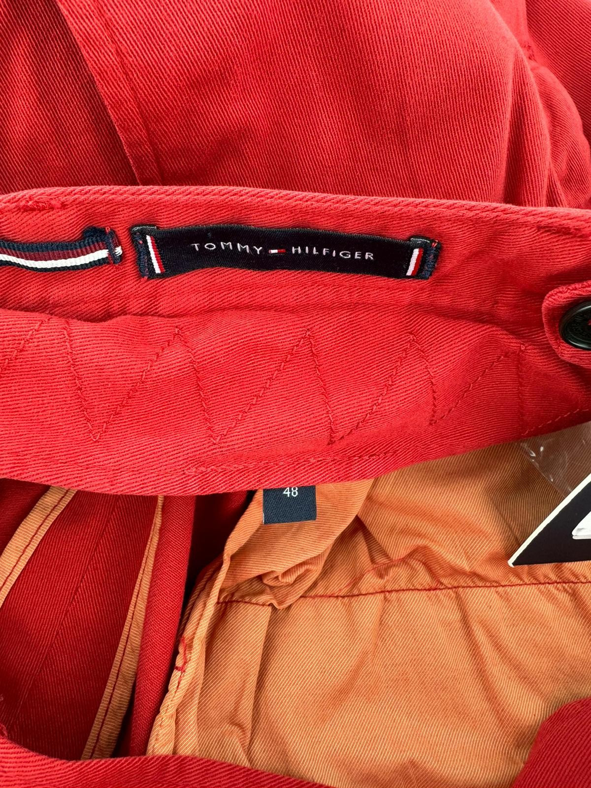 TOMMY HILFIGER „Twill Stretch“ vyriškos kelnės W32 raudonos klostuotos, plonos, su užtrauktuku, laisvalaikio stiliaus. 