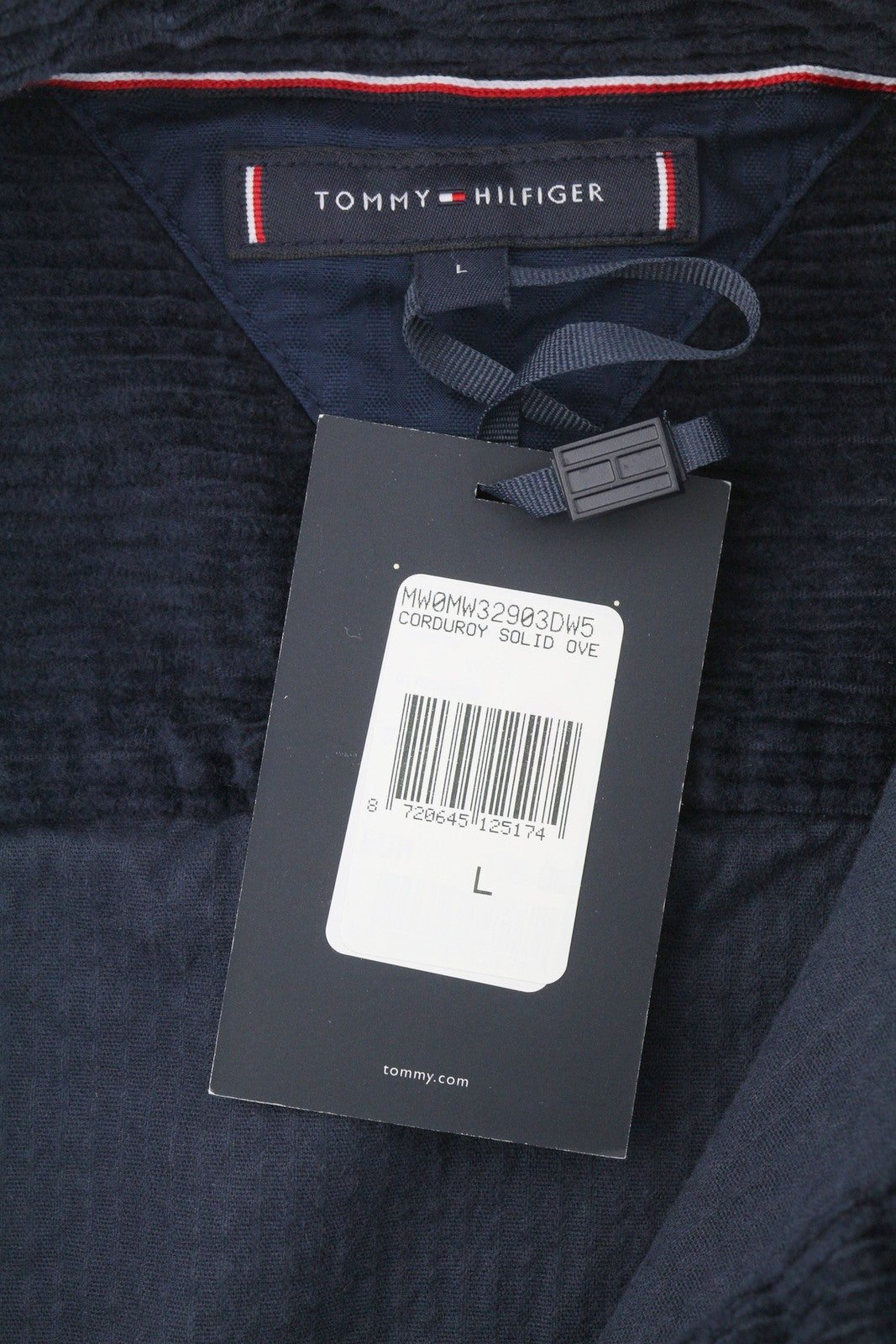 TOMMY HILFIGER „Corduroy Solid Overshirt“ vyriška striukė, L dydžio, tamsiai mėlyna, su sagomis, rekomenduojama kaina – 158 € 