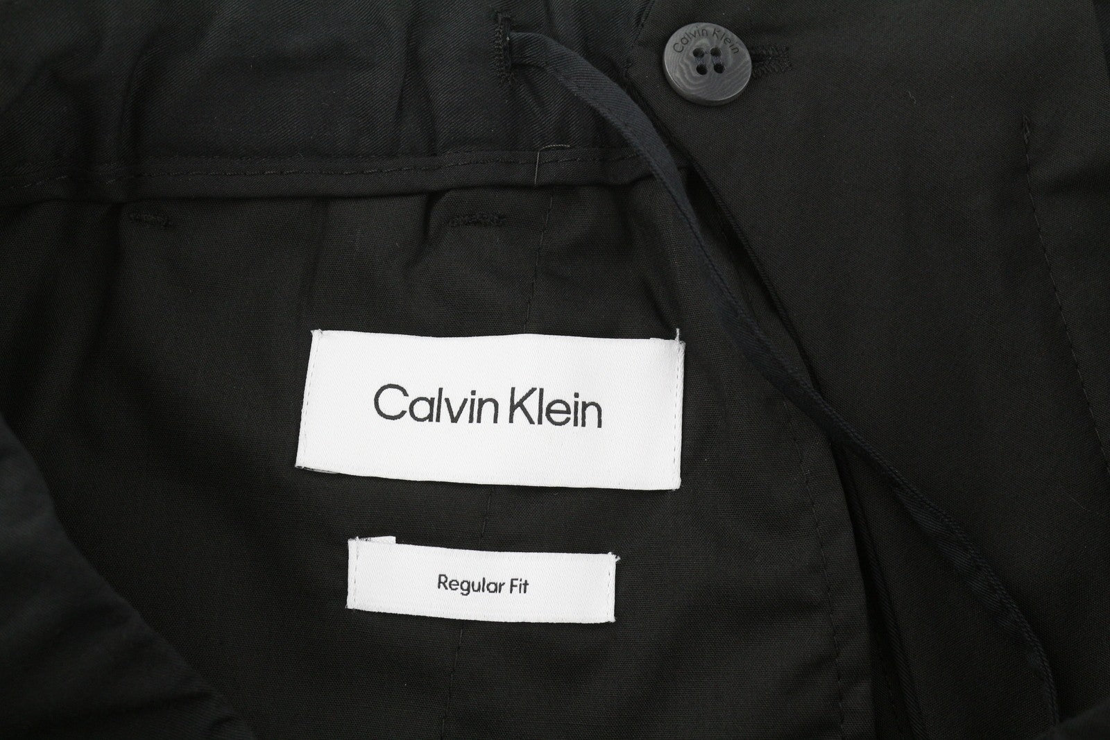 CALVIN KLEIN medvilninės „Seacell“ modernios vyriškos kelnės M, juodos, klostuotos chino kelnės, rekomenduojama kaina – 139 € 