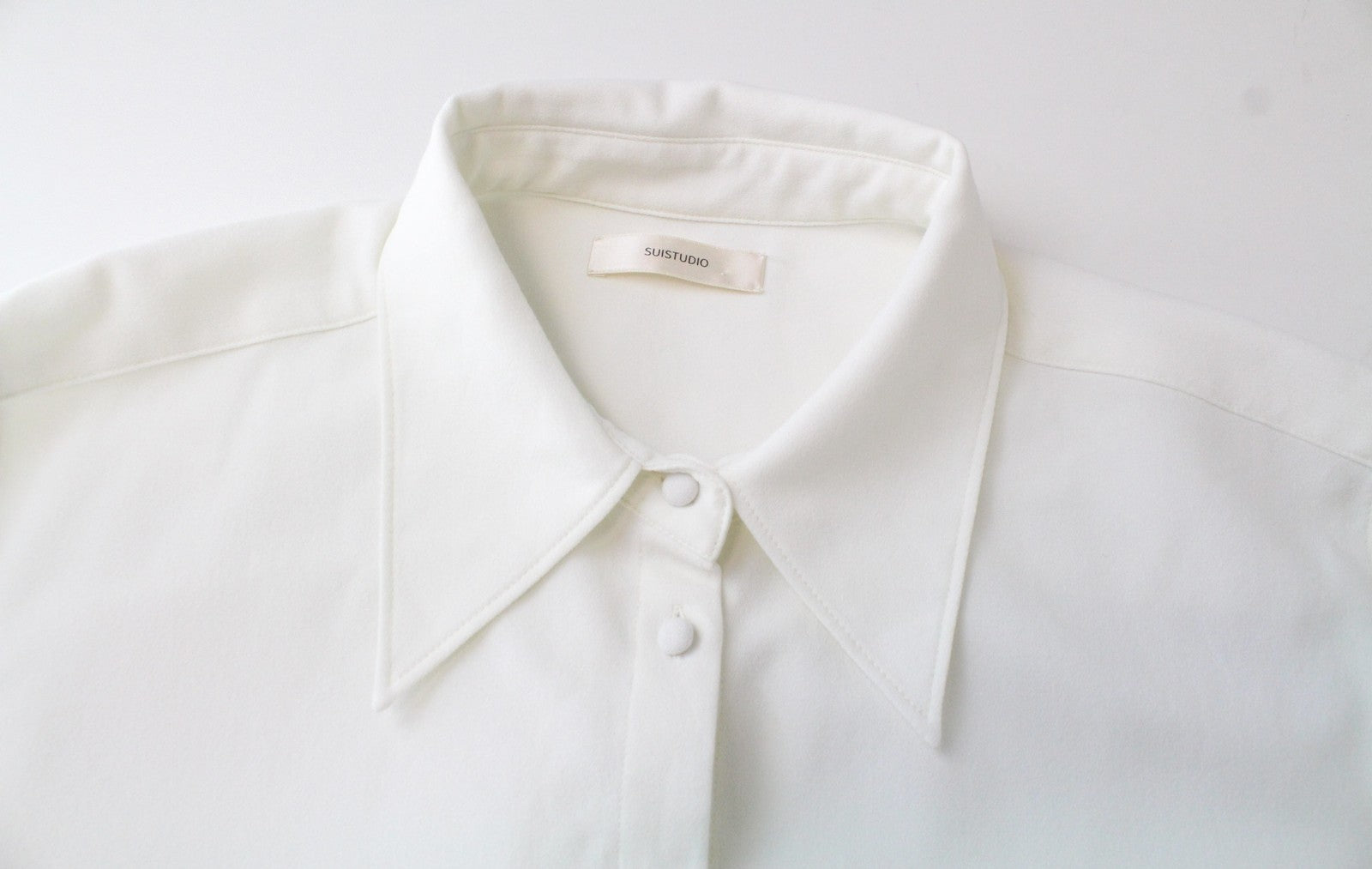 SUISTUDIO moteriški marškinėliai EU44 ilgomis rankovėmis, balti, tamprūs, klasikiniai, su smailia apykakle 