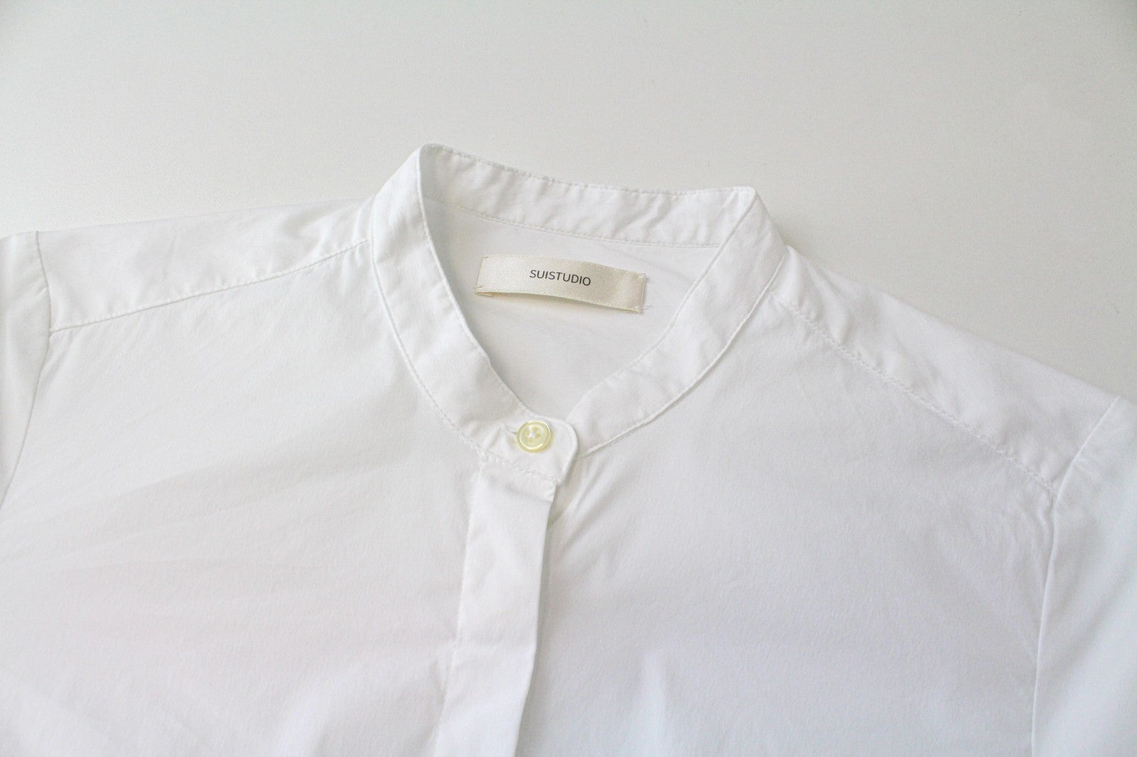 SUISTUDIO Annie moteriški marškinėliai UK6R balti tamprūs medvilniniai klostuoti ilgomis rankovėmis 