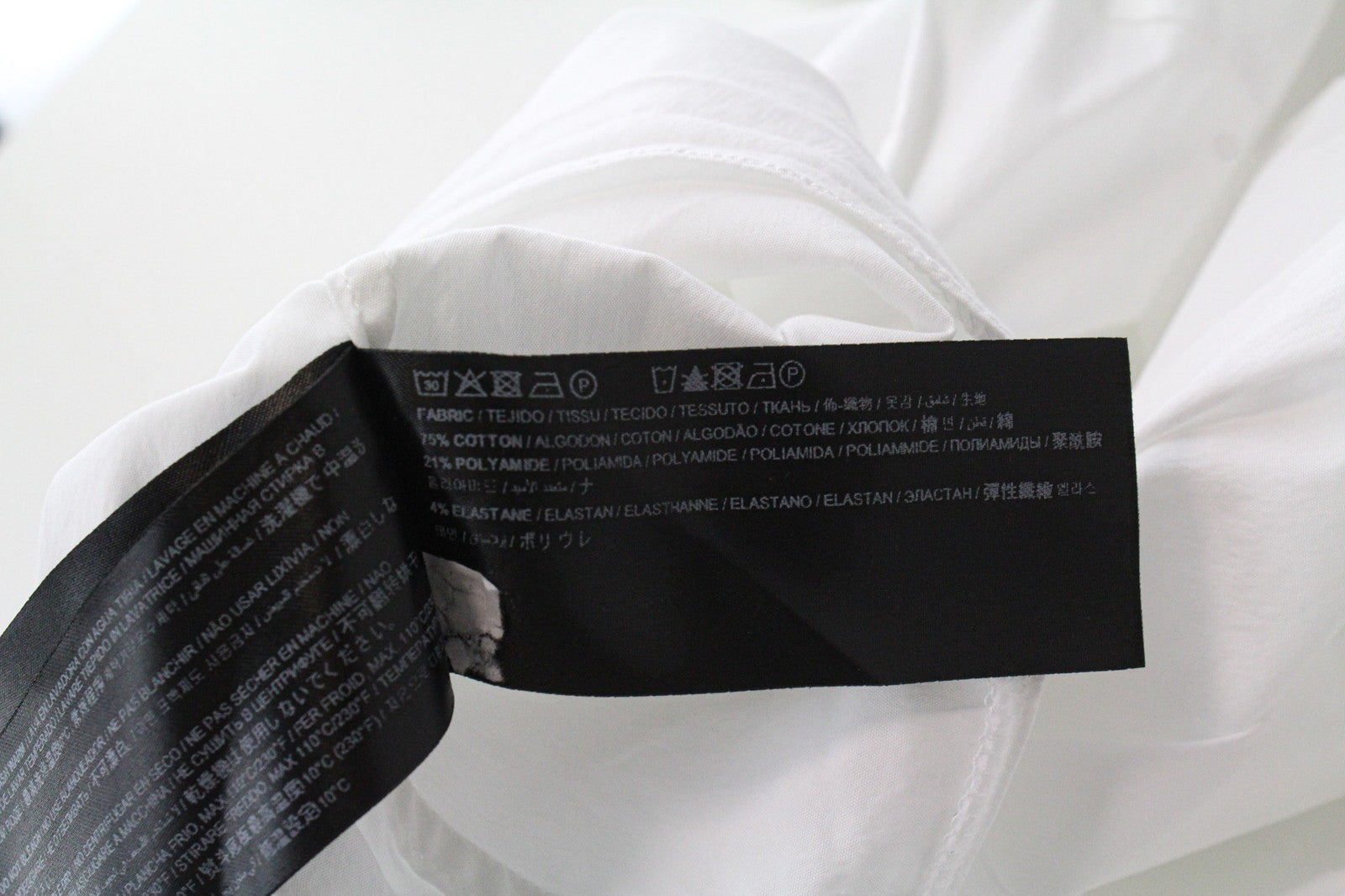 SUISTUDIO Annie moteriški marškinėliai UK6R balti tamprūs medvilniniai klostuoti ilgomis rankovėmis 