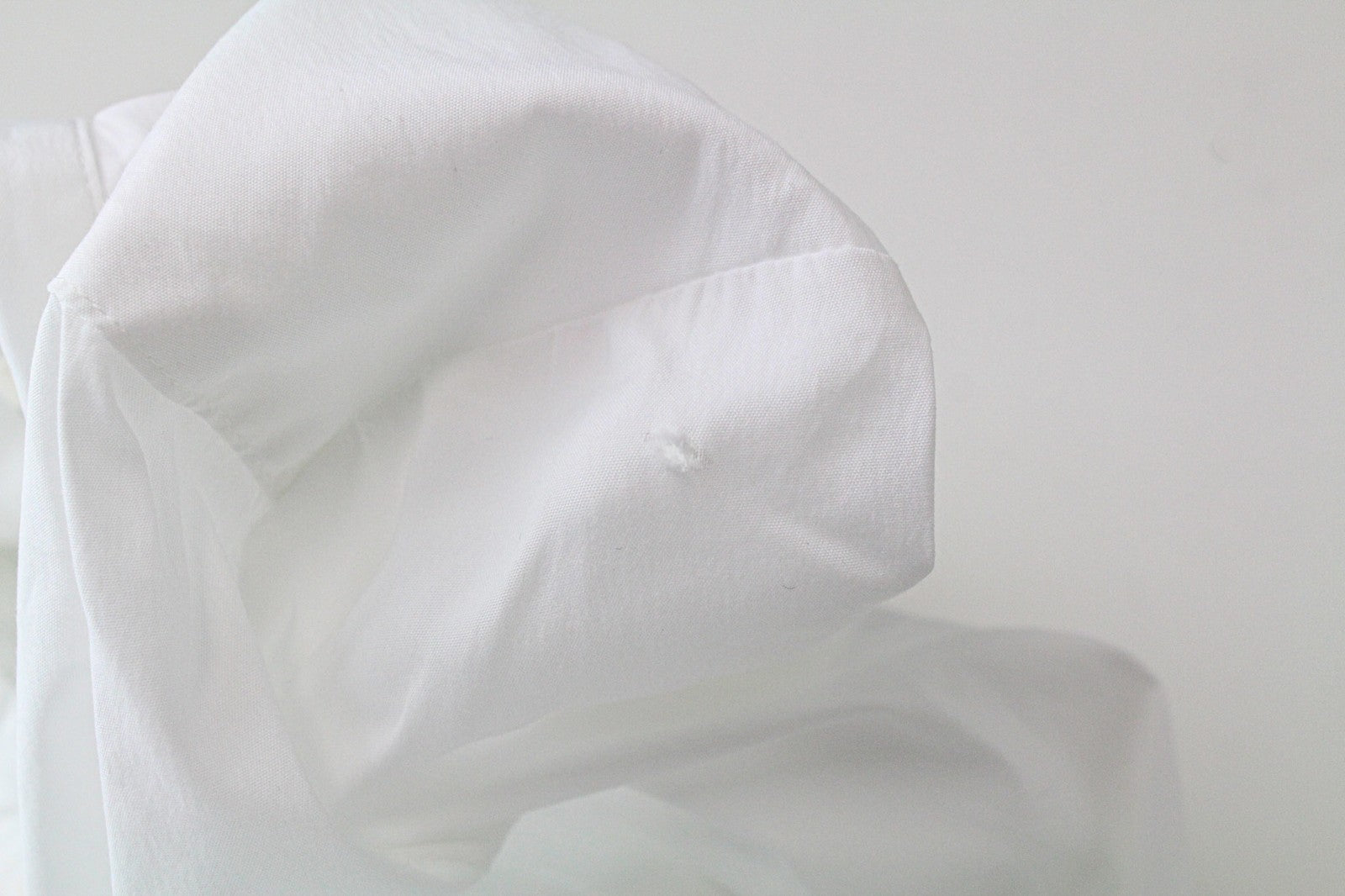 SUISTUDIO Annie moteriški marškinėliai UK6R balti tamprūs medvilniniai klostuoti ilgomis rankovėmis 