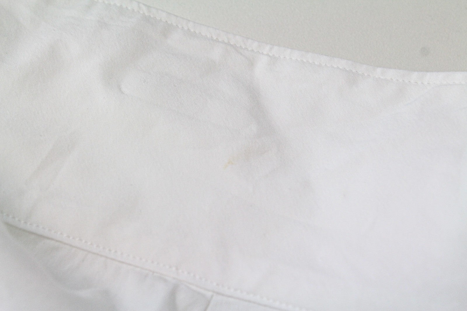 SUISTUDIO Bob moteriški marškinėliai, UK12, balti, tamprūs medvilniniai marškinėliai su atvirais pečiais, asimetrija 