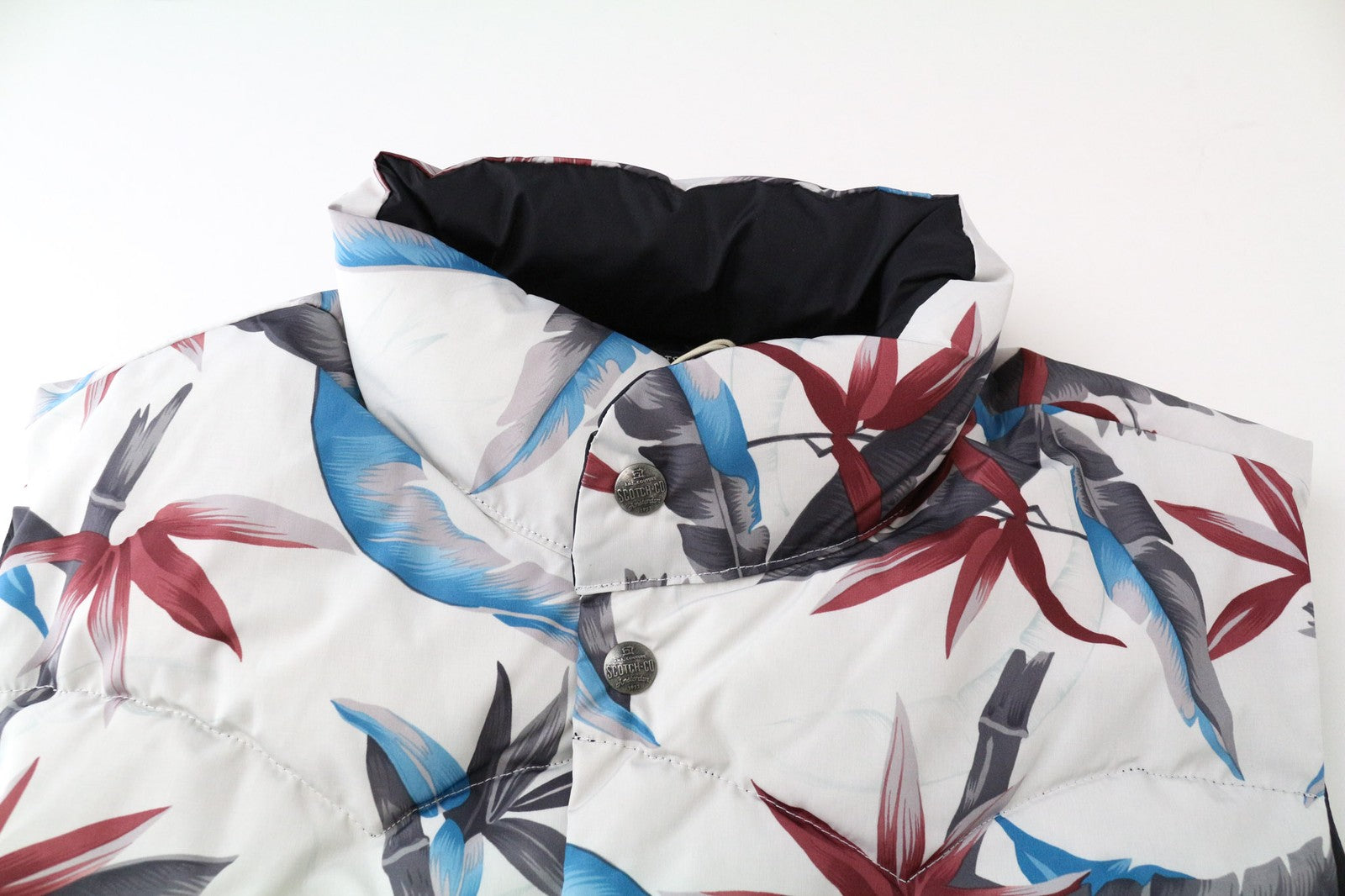 SCOTCH &amp; SODA vyriška liemenė L, balkšva, su lapų raštu, aukštu kaklu, dvipusė, dygsniuota 