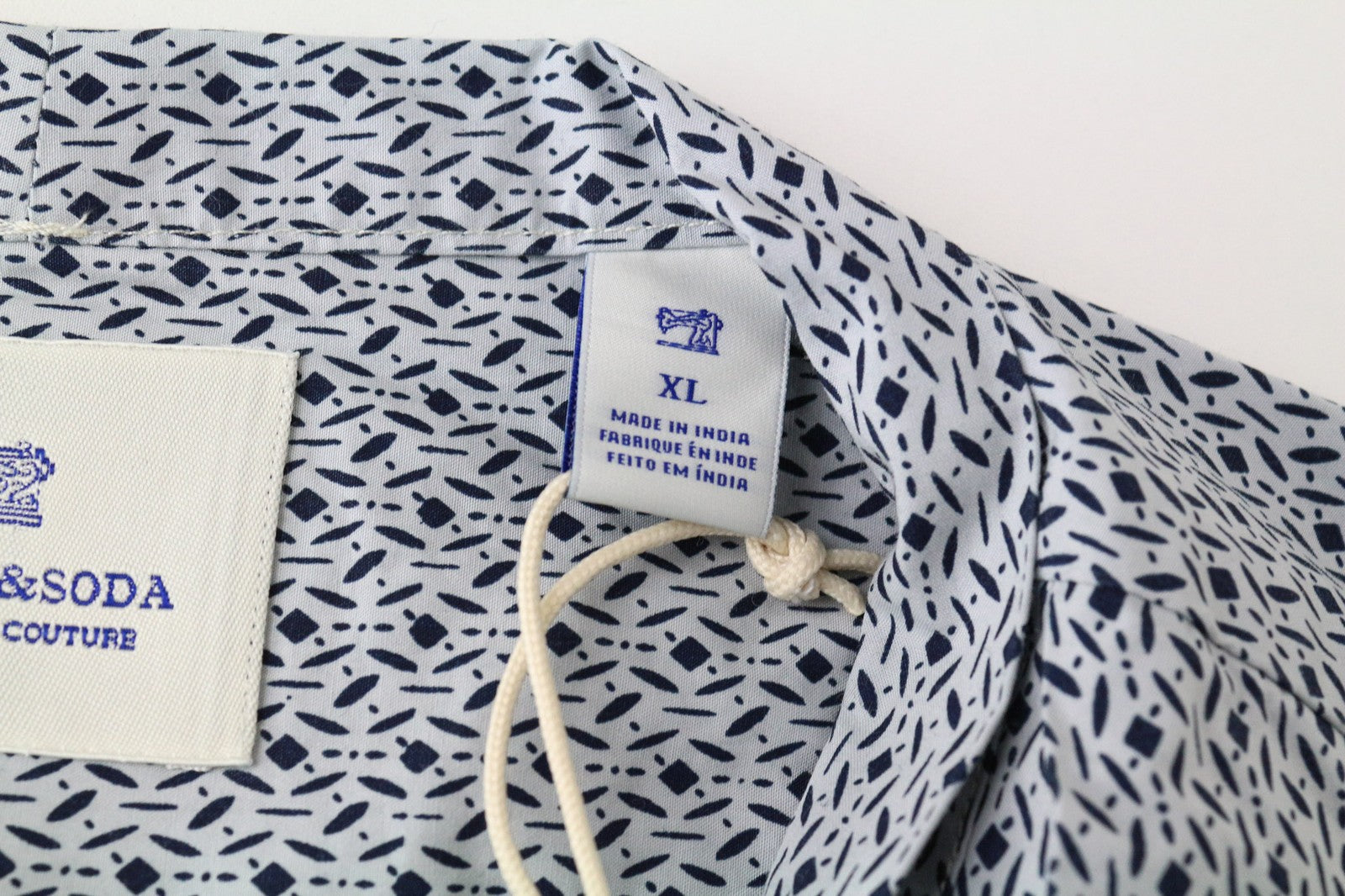 SCOTCH &amp; SODA „Ams Couture“ vyriški XL dydžio balti mėlyni grynos medvilnės marškinėliai su V formos iškirpte ir sagomis 