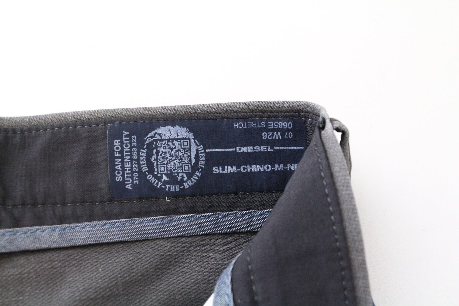 DIESEL Slim-Chino-M-NE 0685E vyriški W26 berniukiški pilki ploni tamprūs sportiniai marškinėliai su džinsiniu audiniu. 