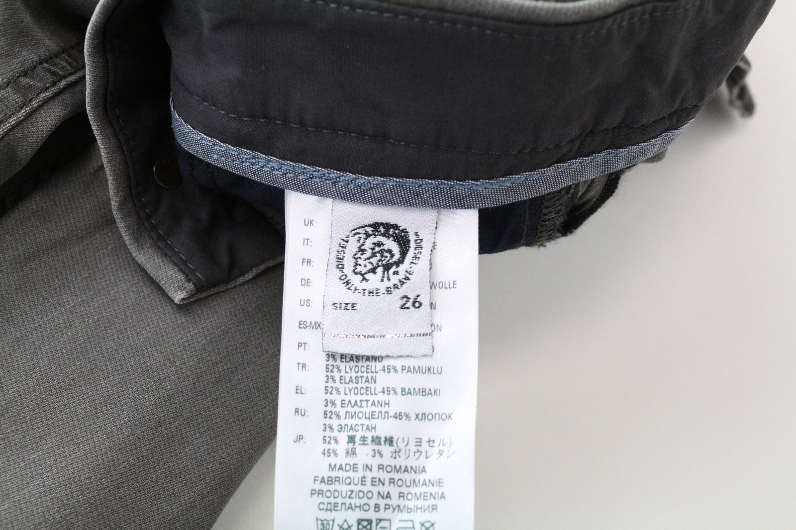 DIESEL Slim-Chino-M-NE 0685E vyriški W26 berniukiški pilki ploni tamprūs sportiniai marškinėliai su džinsiniu audiniu. 