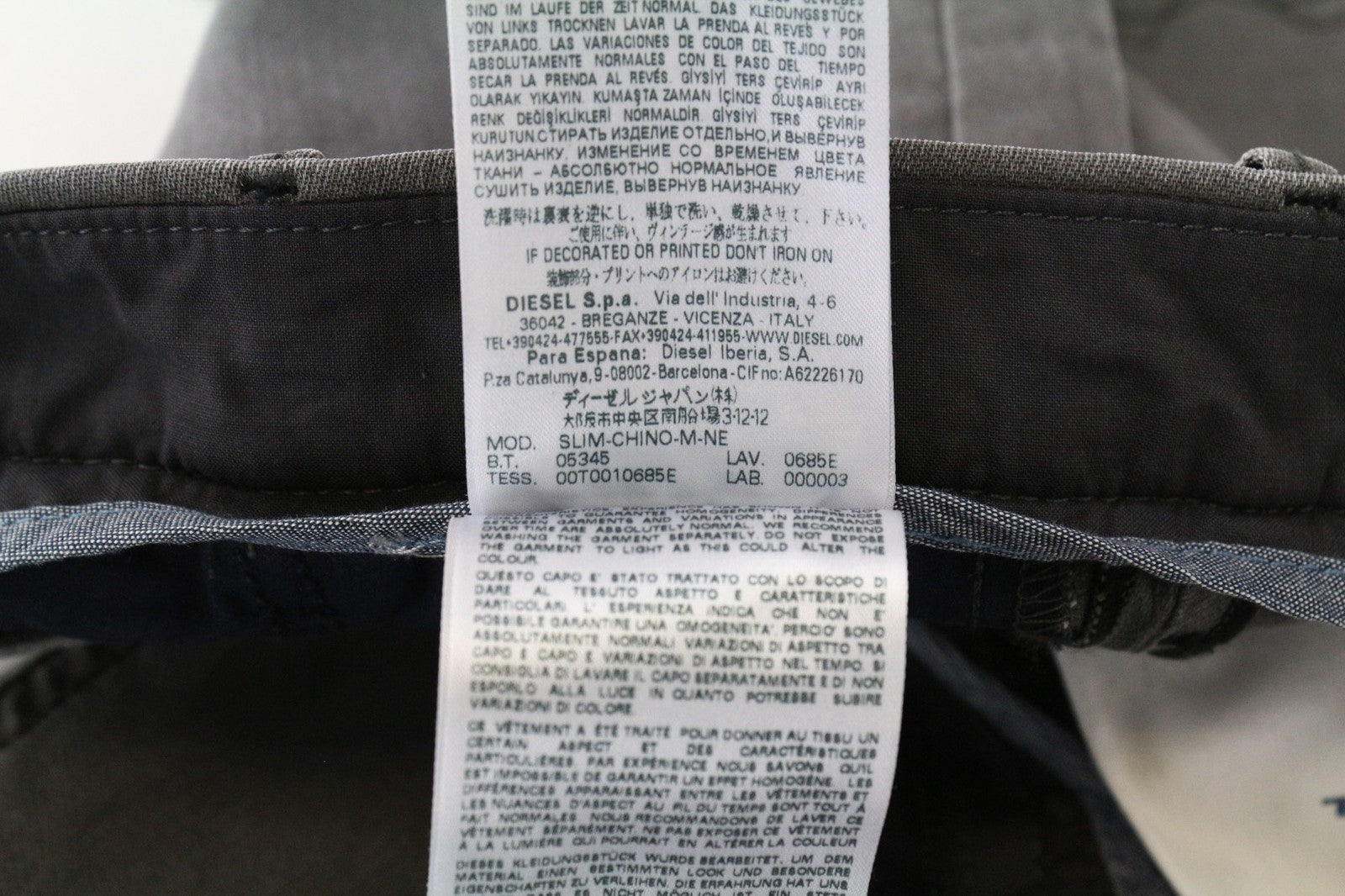 DIESEL Slim-Chino-M-NE 0685E vyriški W26 berniukiški pilki ploni tamprūs sportiniai marškinėliai su džinsiniu audiniu. 