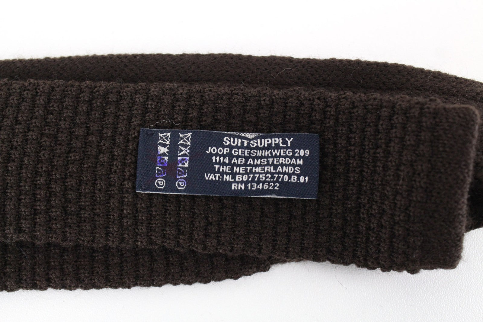 SUITSUPPLY vyriškas kaklaraištis ~150x8 cm tamsiai rudas grynos vilnos megztas kvadratiniais galais formalus