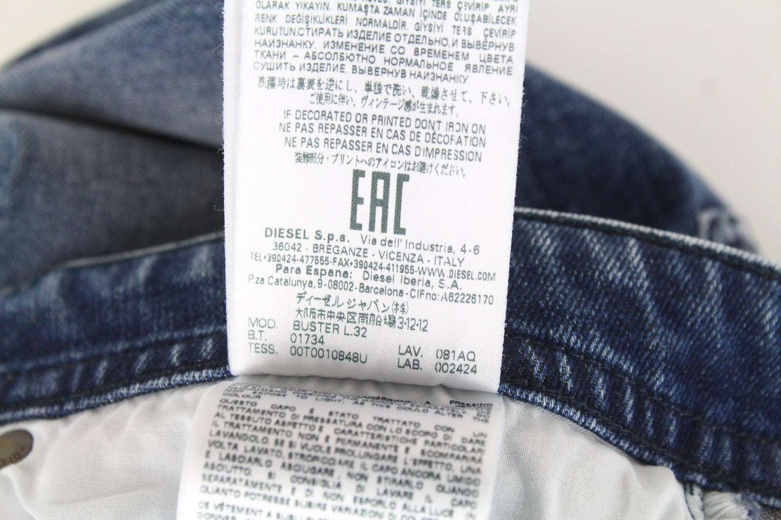 DIESEL Buster 081AQ vyriški džinsai W27/L32 mėlyni, ploni berniukiški, siaurėjantys, tamprūs, išsausėję. 
