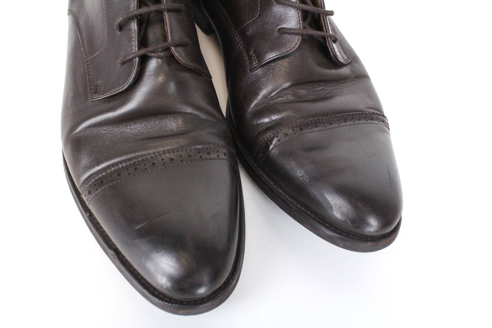 SUITSUPPLY vyriški tamsiai rudi, EU46 dydžio, odiniai, aukštakulniai bateliai su raišteliais, brogų raštu 