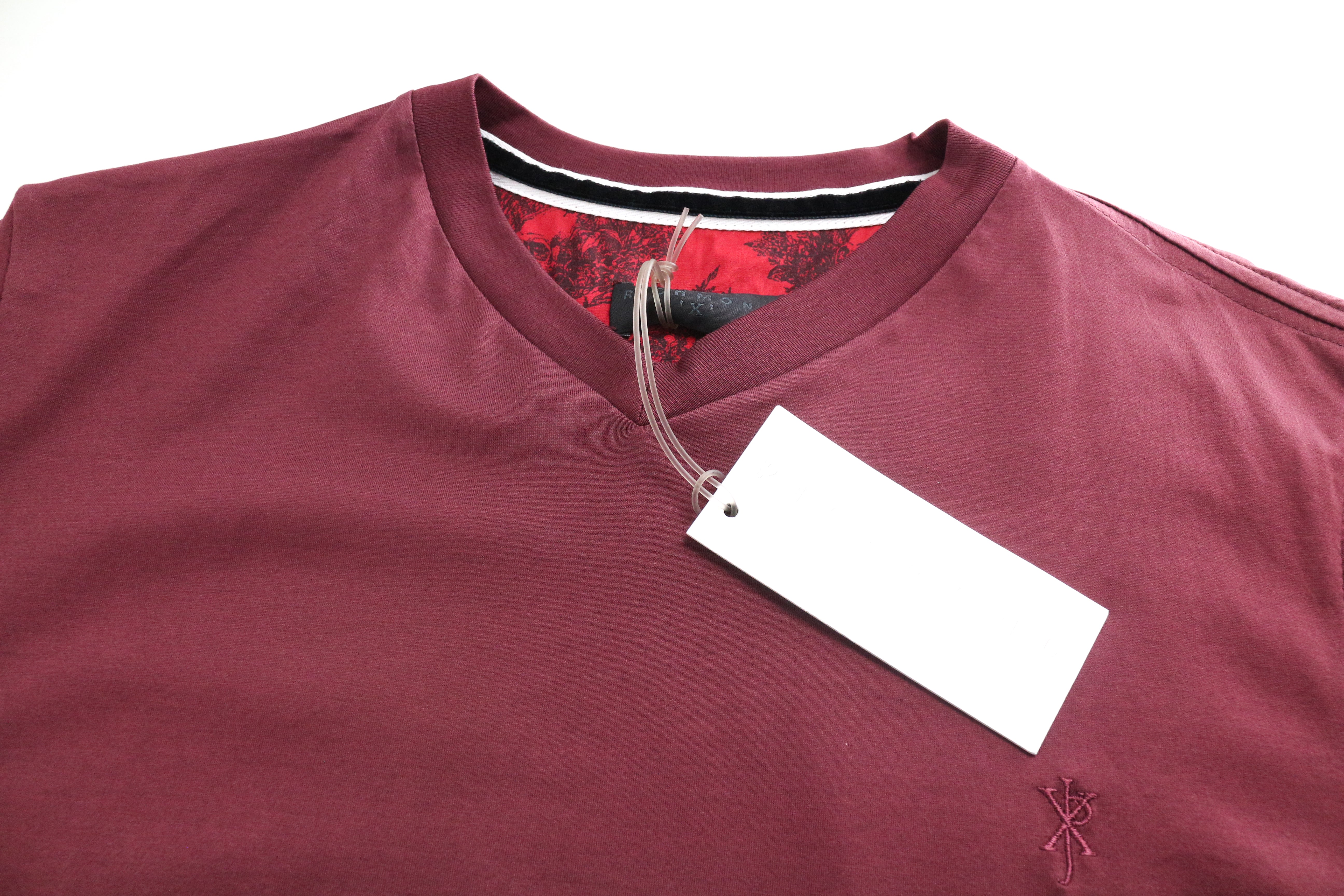 RICHMOND vyriški raudoni marškinėliai su V formos iškirpte, grynos medvilnės, laisvalaikio, vienspalviai, trumpomis rankovėmis. 