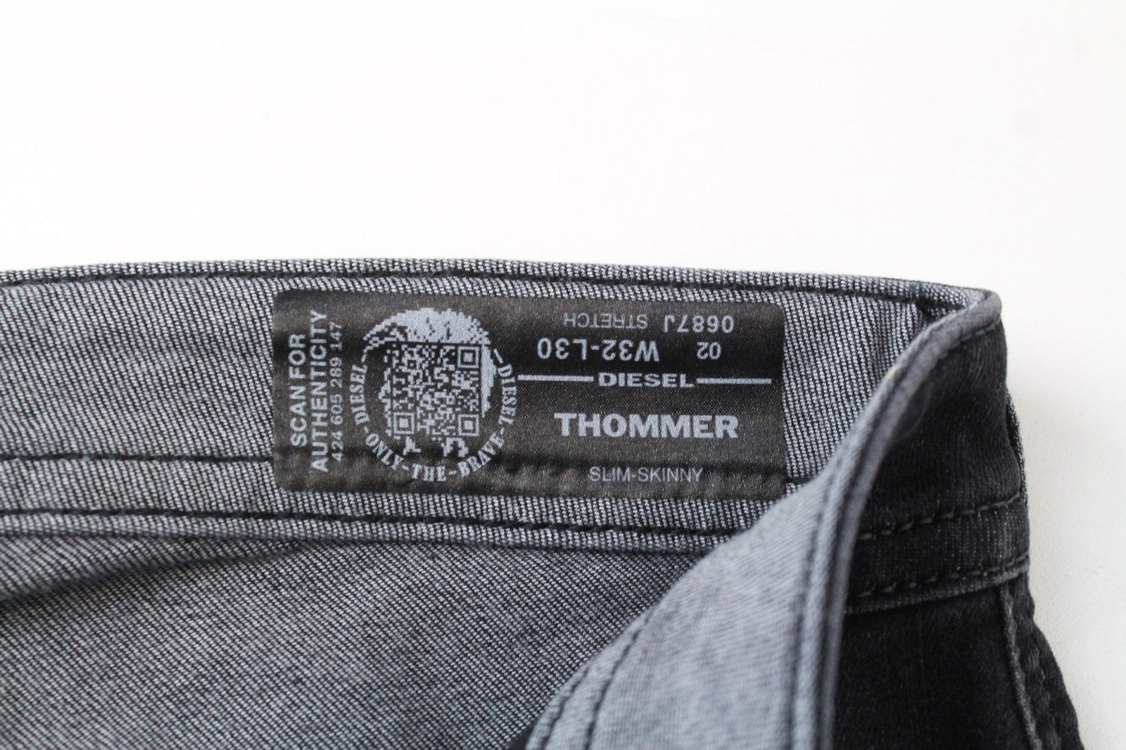 DIESEL Thommer 0687J vyriški džinsai W32/L30 tamsiai pilki tamprūs medvilniniai Slim-Skinny džinsai 