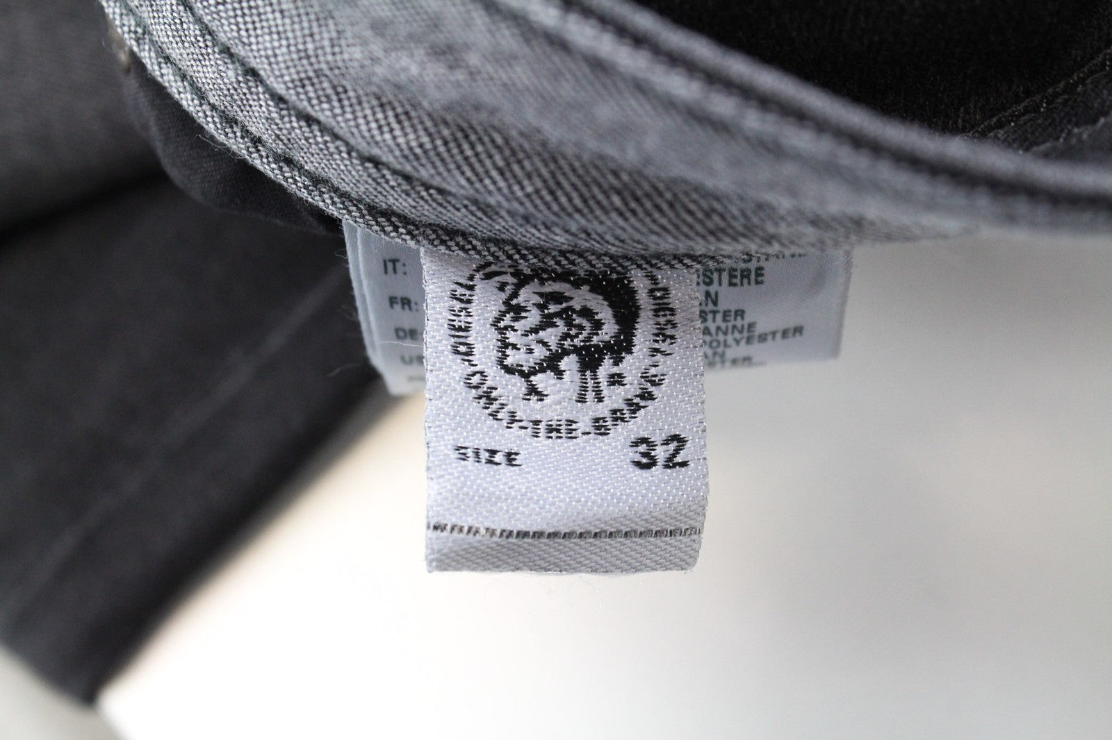 DIESEL Thommer 0687J vyriški džinsai W32/L30 tamsiai pilki tamprūs medvilniniai Slim-Skinny džinsai 