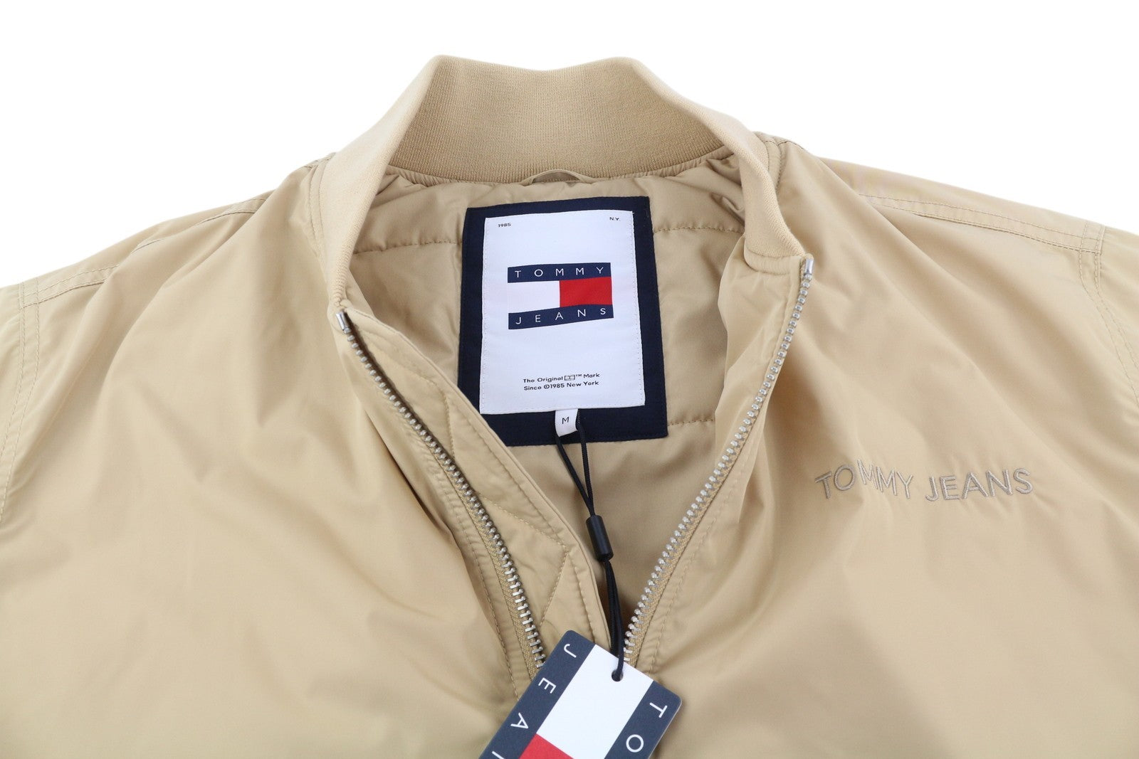 TOMMY HILFIGER Tjm Classics Bomber vyriška striukė M, smėlio spalvos, su pamušalu ir užtrauktuku, rekomenduojama kaina – 209 € 