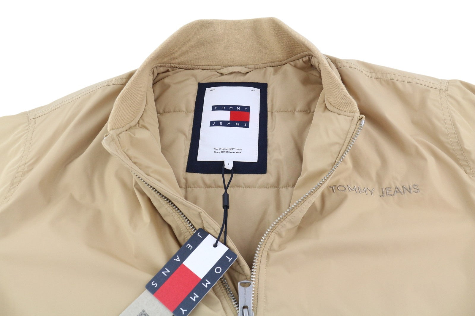 TOMMY HILFIGER Tjm Classics Bomber vyriška striukė L, smėlio spalvos, su pamušalu ir užtrauktuku, rekomenduojama kaina – 209 € 