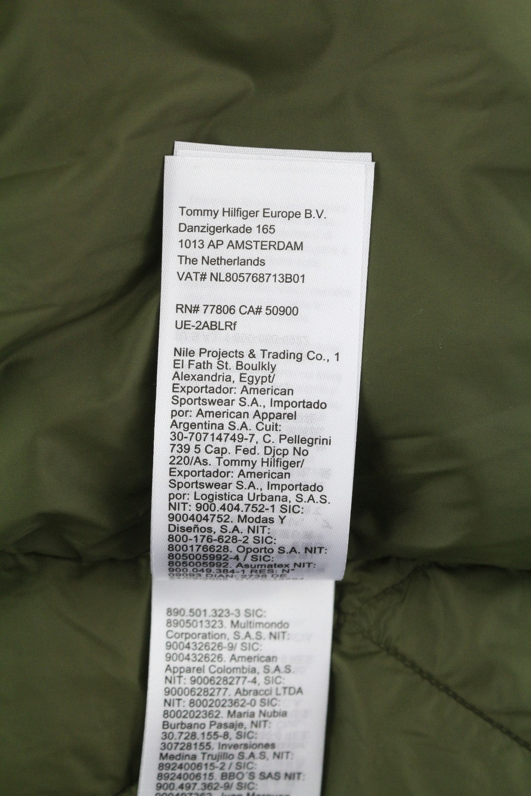 TOMMY HILFIGER supakuota perdirbto linijinio audinio vyriška striukė M, chaki spalvos, žalia, paminkštinta, rekomenduojama kaina – 239 € 