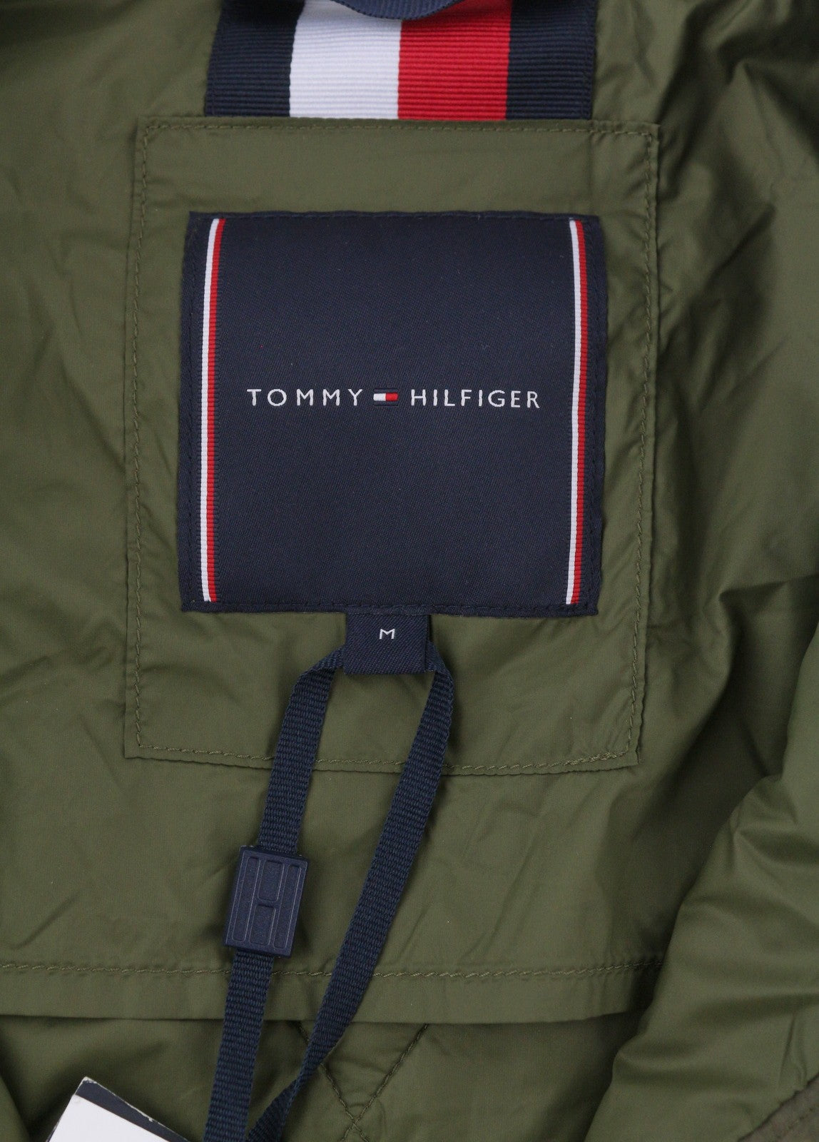 TOMMY HILFIGER supakuota perdirbto linijinio audinio vyriška striukė M, chaki spalvos, žalia, paminkštinta, rekomenduojama kaina – 239 € 